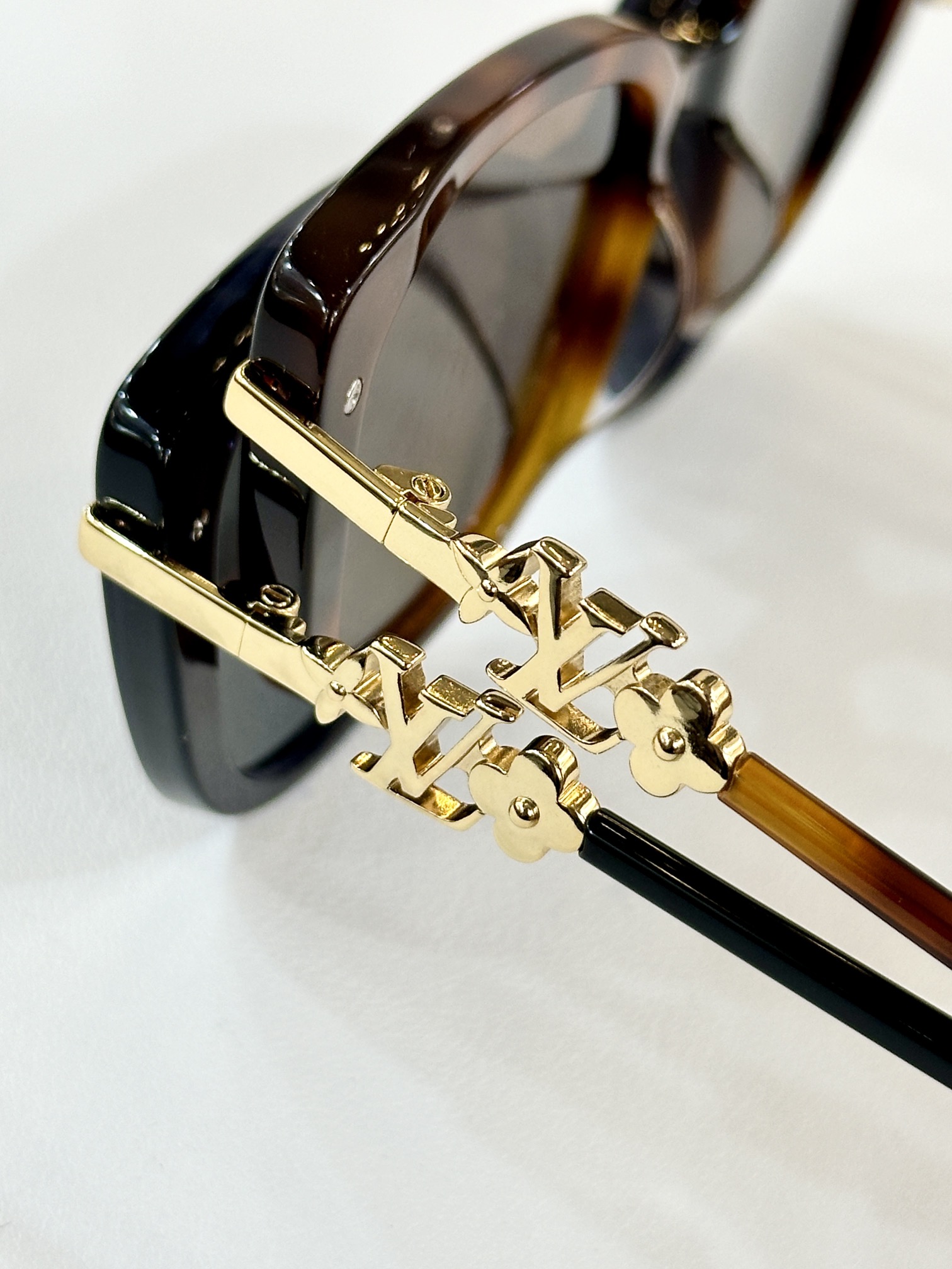  LOUIS VUITTON
MOD：Z1873
Size：52口19-145
