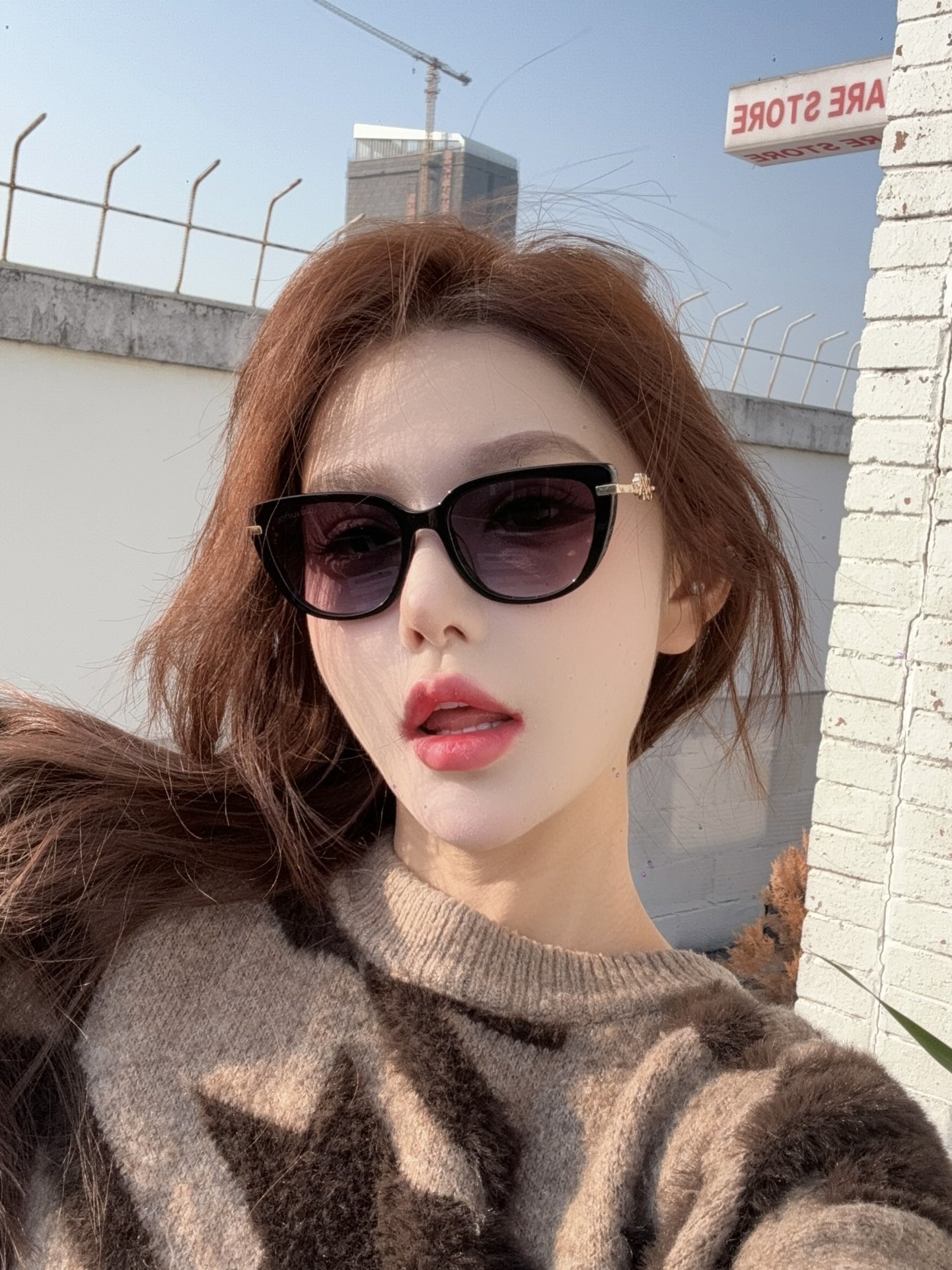  LOUIS VUITTON
MOD：Z1873
Size：52口19-145
