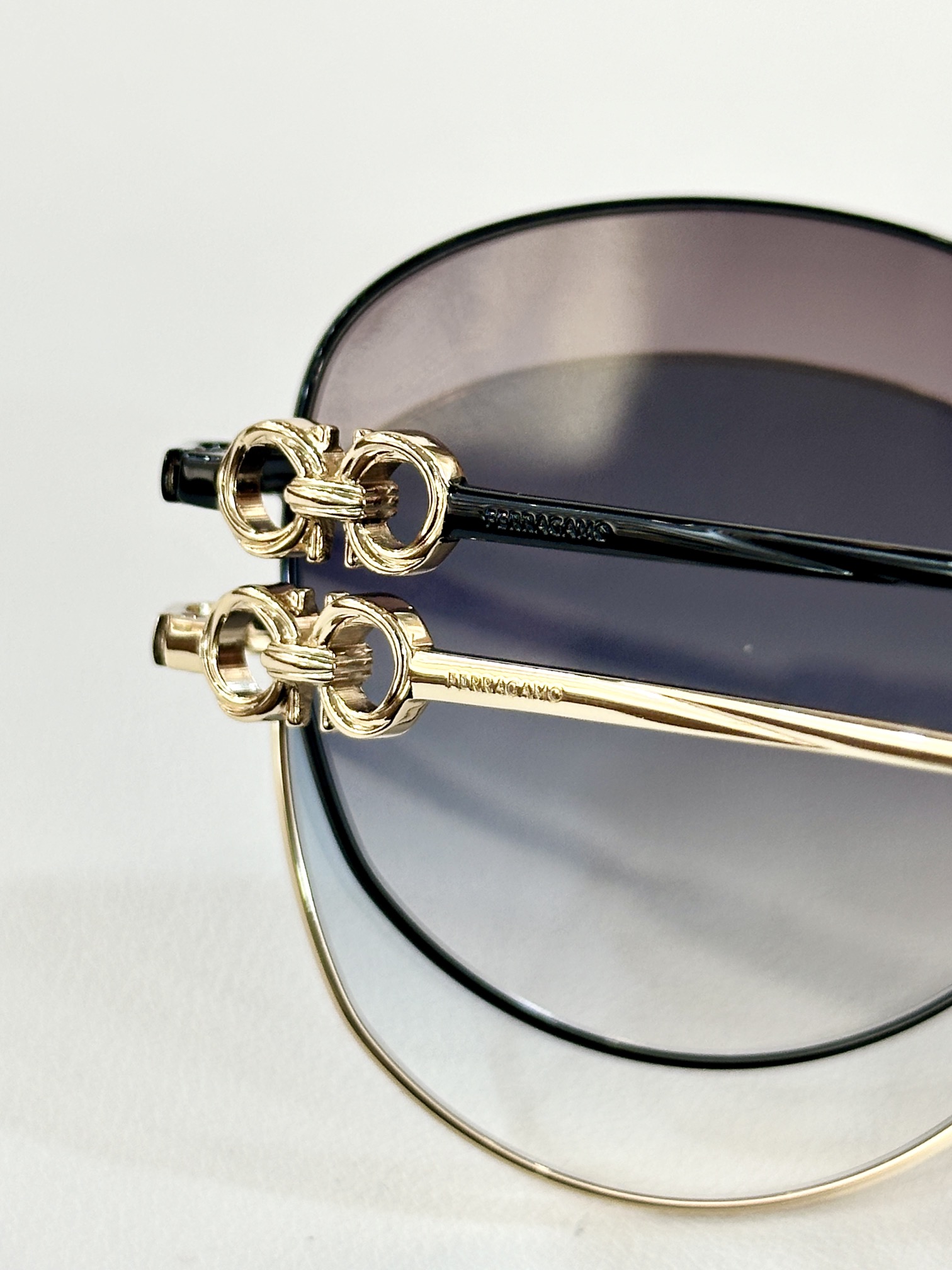 FERRAGAMO MOD：SF305Size:59口18-140。