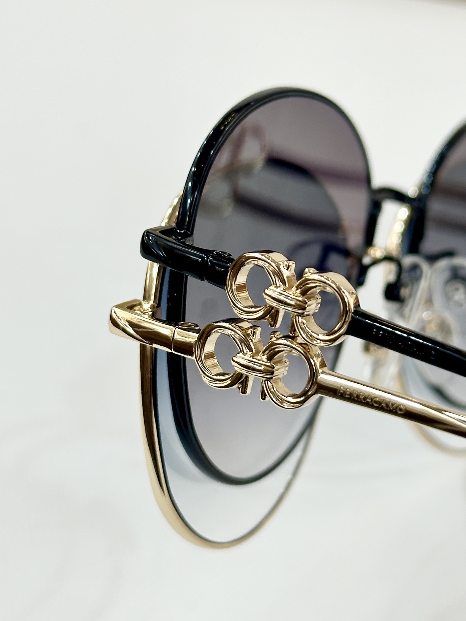 FERRAGAMO MOD：SF305Size:59口18-140。