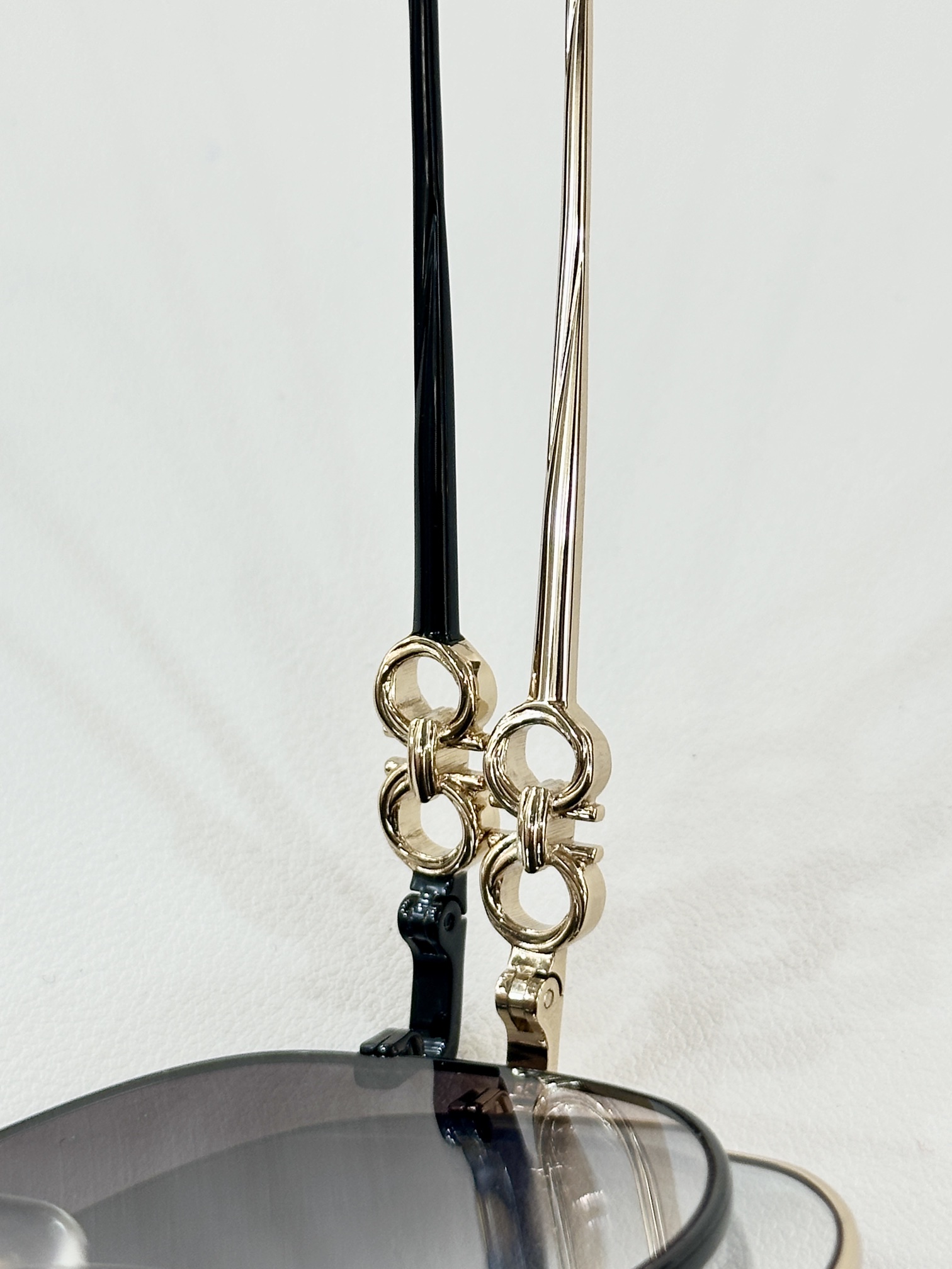 FERRAGAMO MOD：SF305Size:59口18-140。