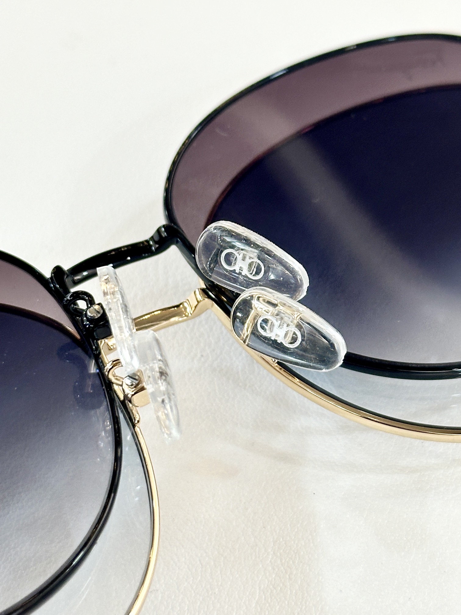 FERRAGAMO MOD：SF305Size:59口18-140。