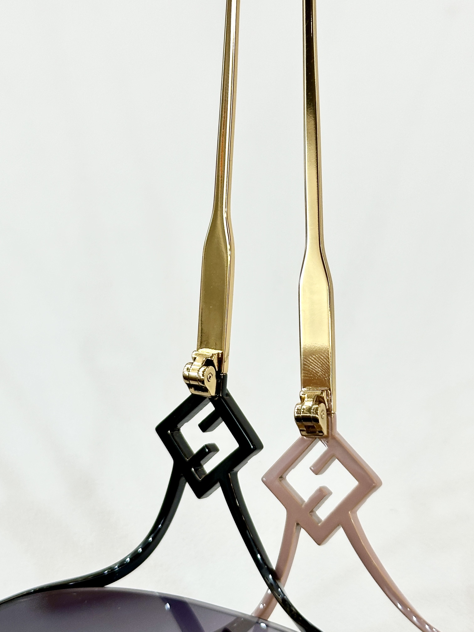  FENDI
MOD：FD8135
Size：58口18-145
