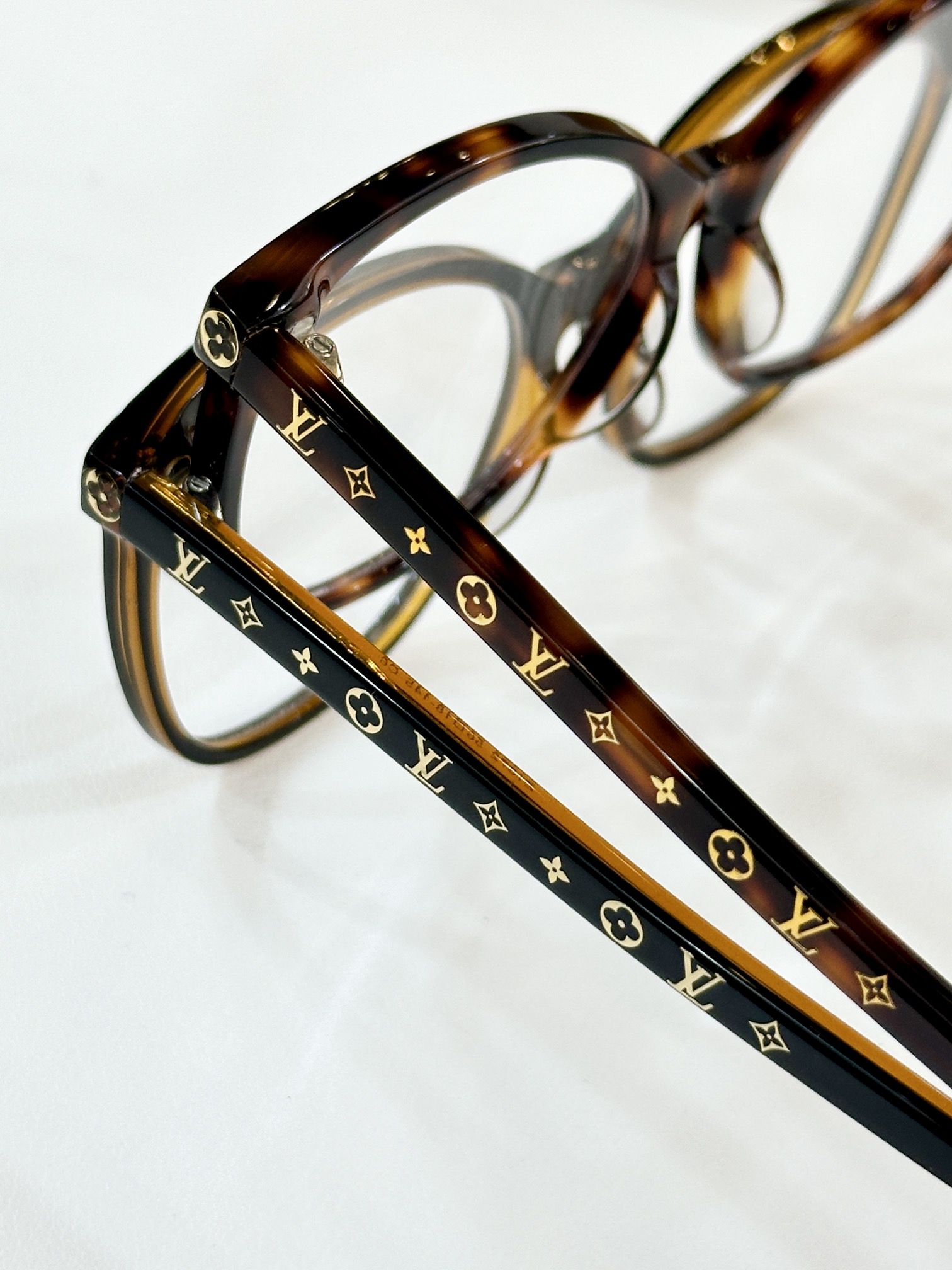  LOUIS VUITTO*
MOD：Z1872
Size：56口18-145
