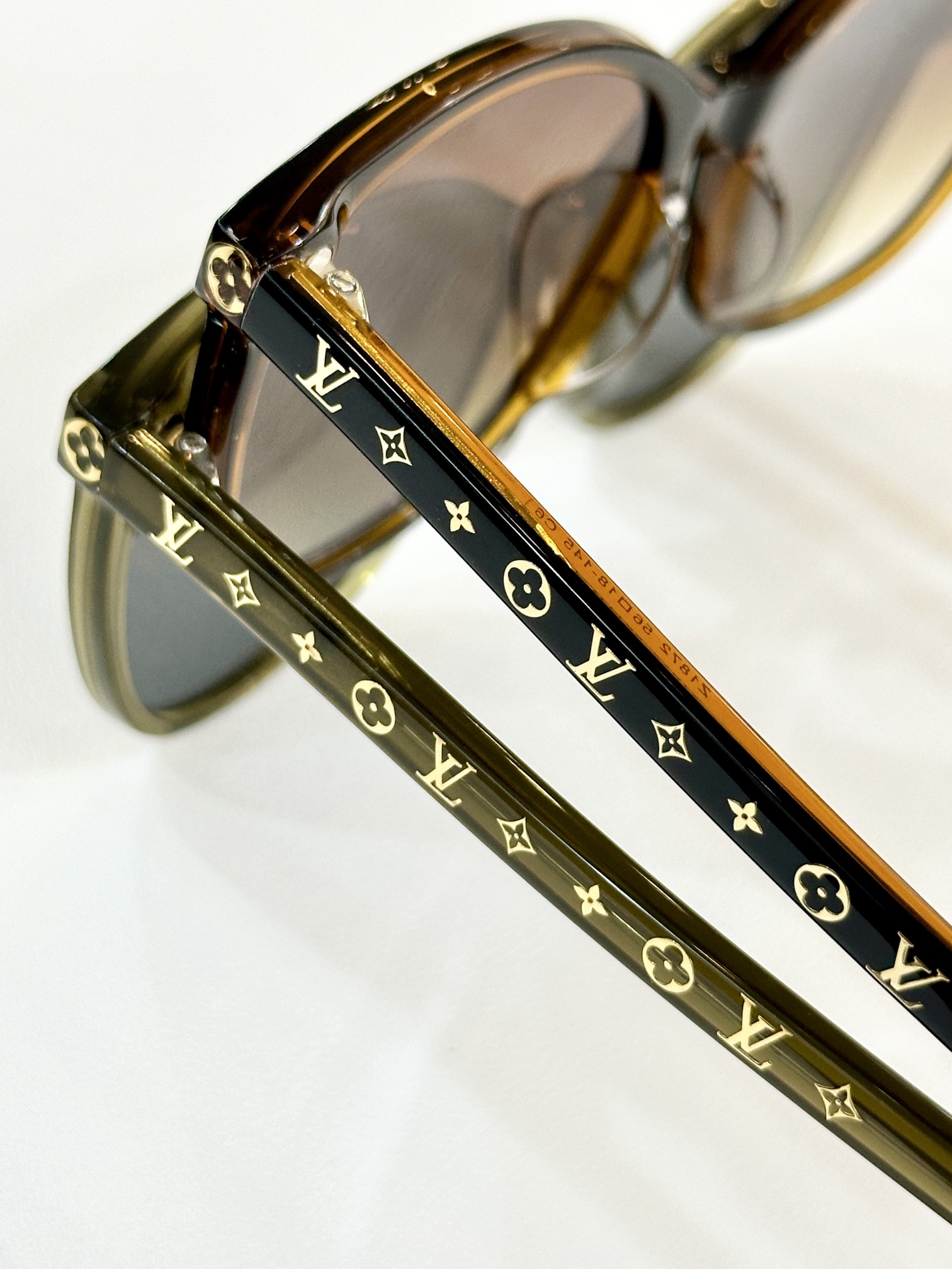 。LOUIS VUITTO*
MOD：Z1872
Size：56口18-145
