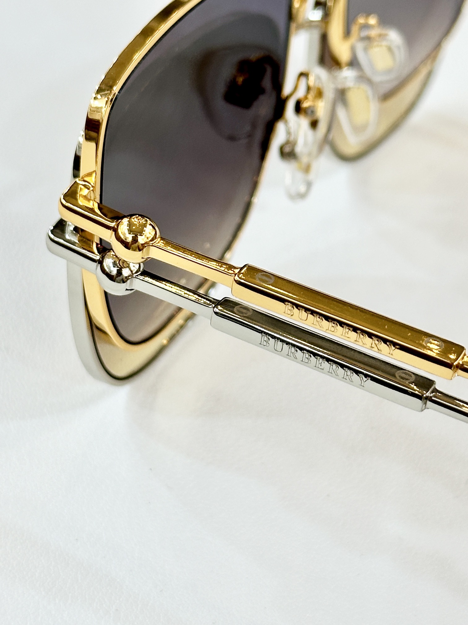  BURBERRY
MOD：BE6019
Size：57口17 142
