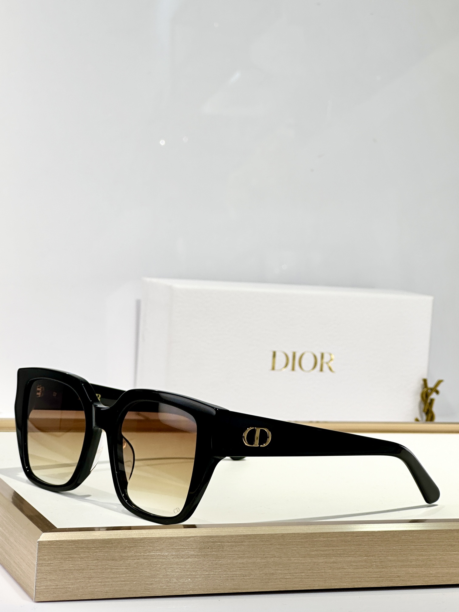  DIOR
MOD：DiorGlowS1I
Size：53口20 140

