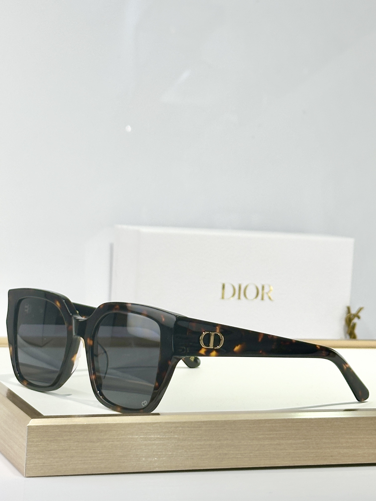  DIOR
MOD：DiorGlowS1I
Size：53口20 140

