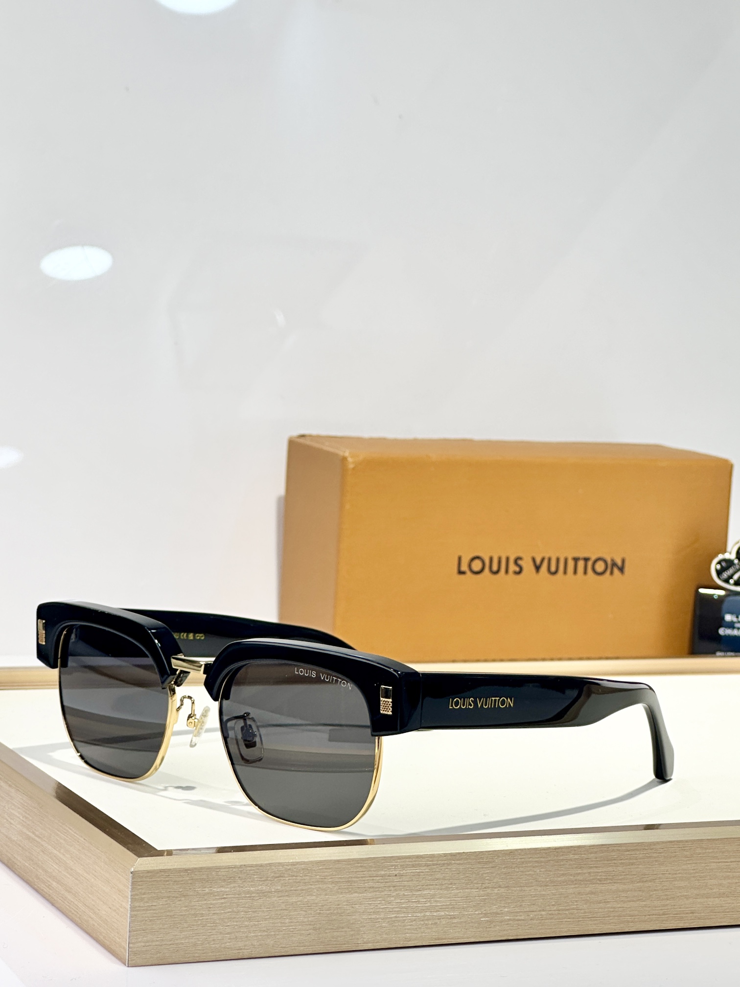  LOUIS VUITTON
MODEL：Z2592U
SIZE55-22-145
