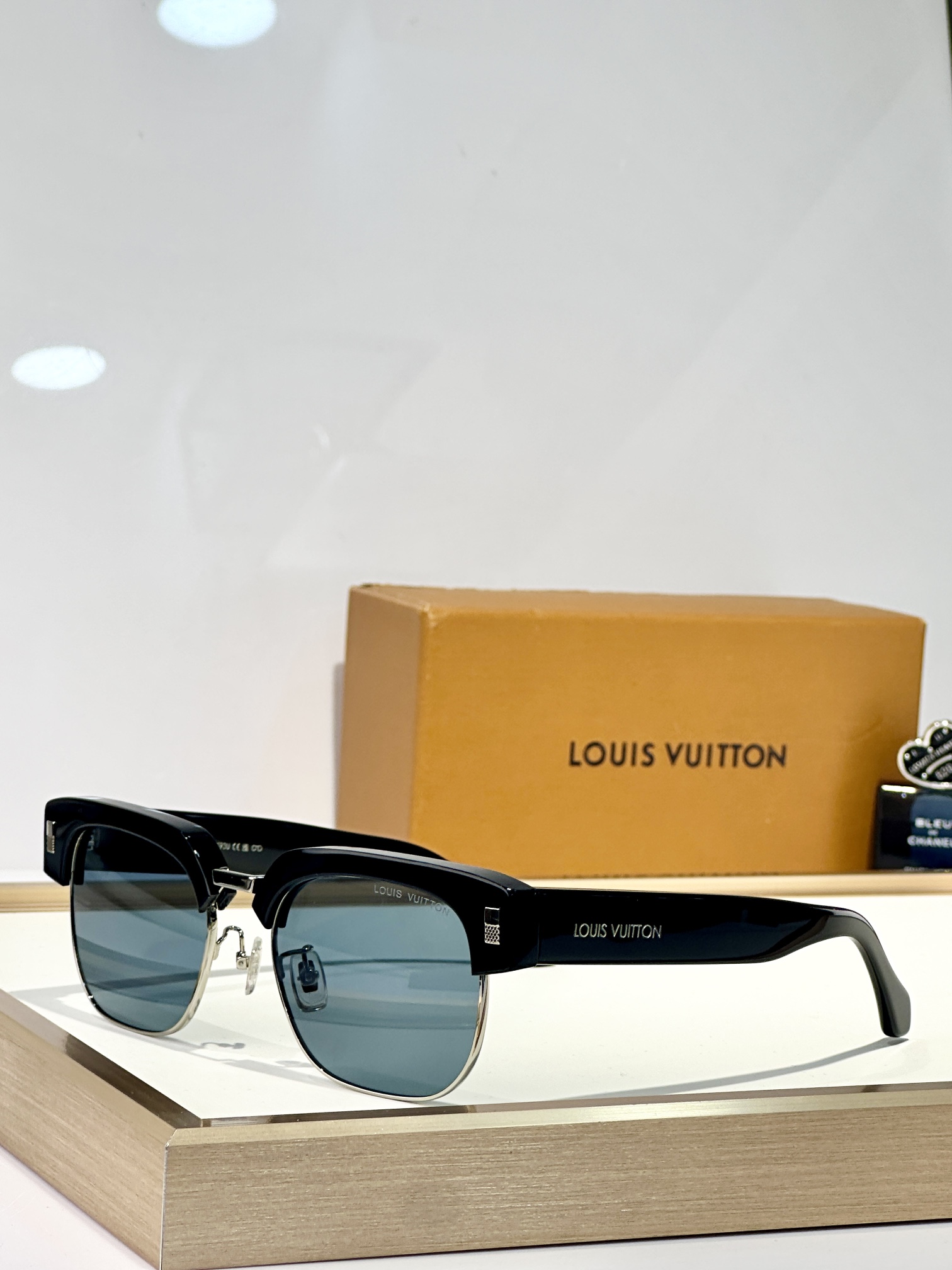 LOUIS VUITTON
MODEL：Z2592U
SIZE55-22-145
