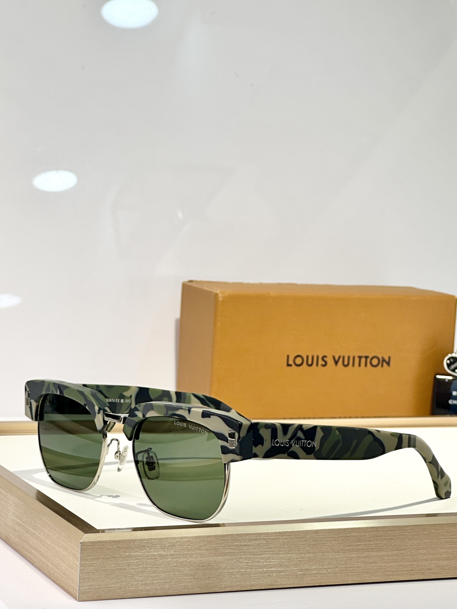  LOUIS VUITTON
MODEL：Z2592U
SIZE55-22-145
