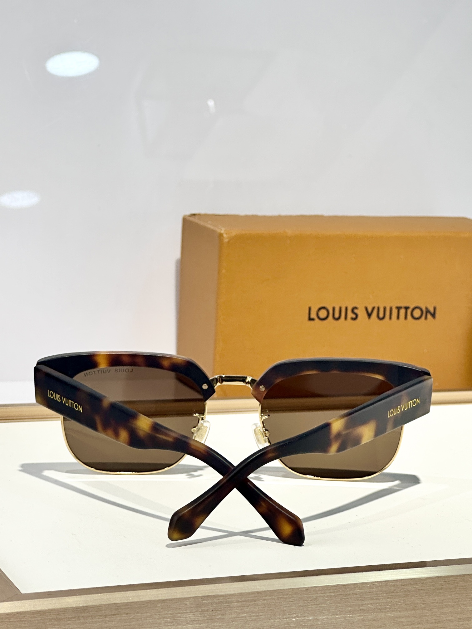  LOUIS VUITTON
MODEL：Z2592U
SIZE55-22-145
