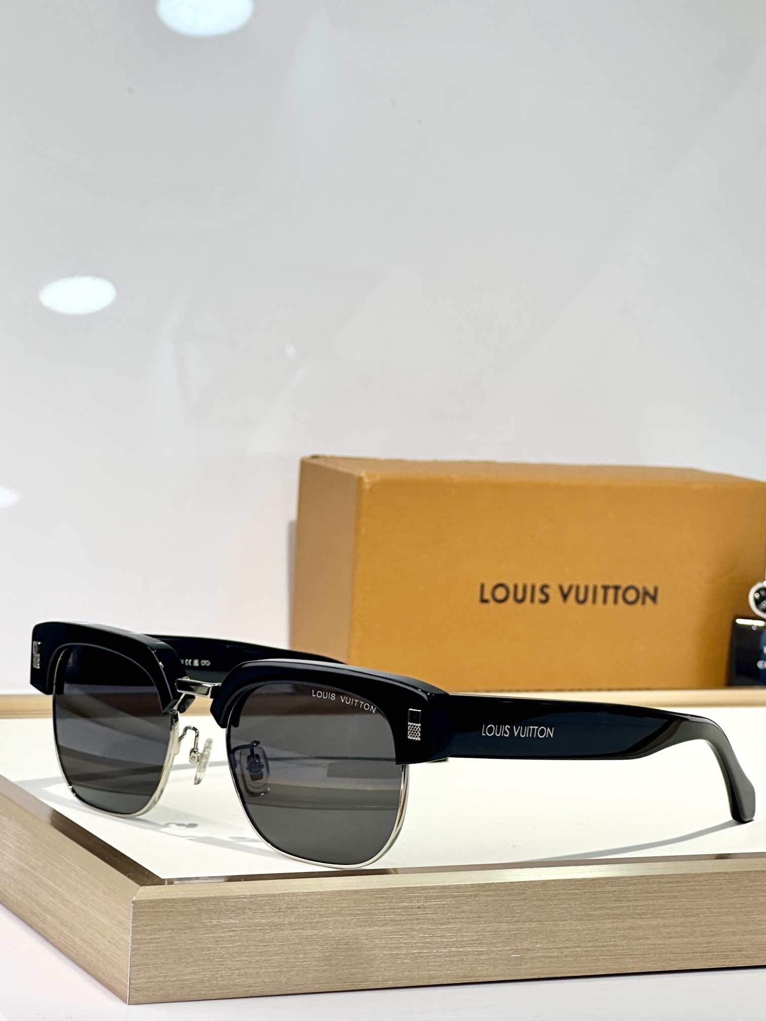  LOUIS VUITTON
MODEL：Z2592U
SIZE55-22-145
