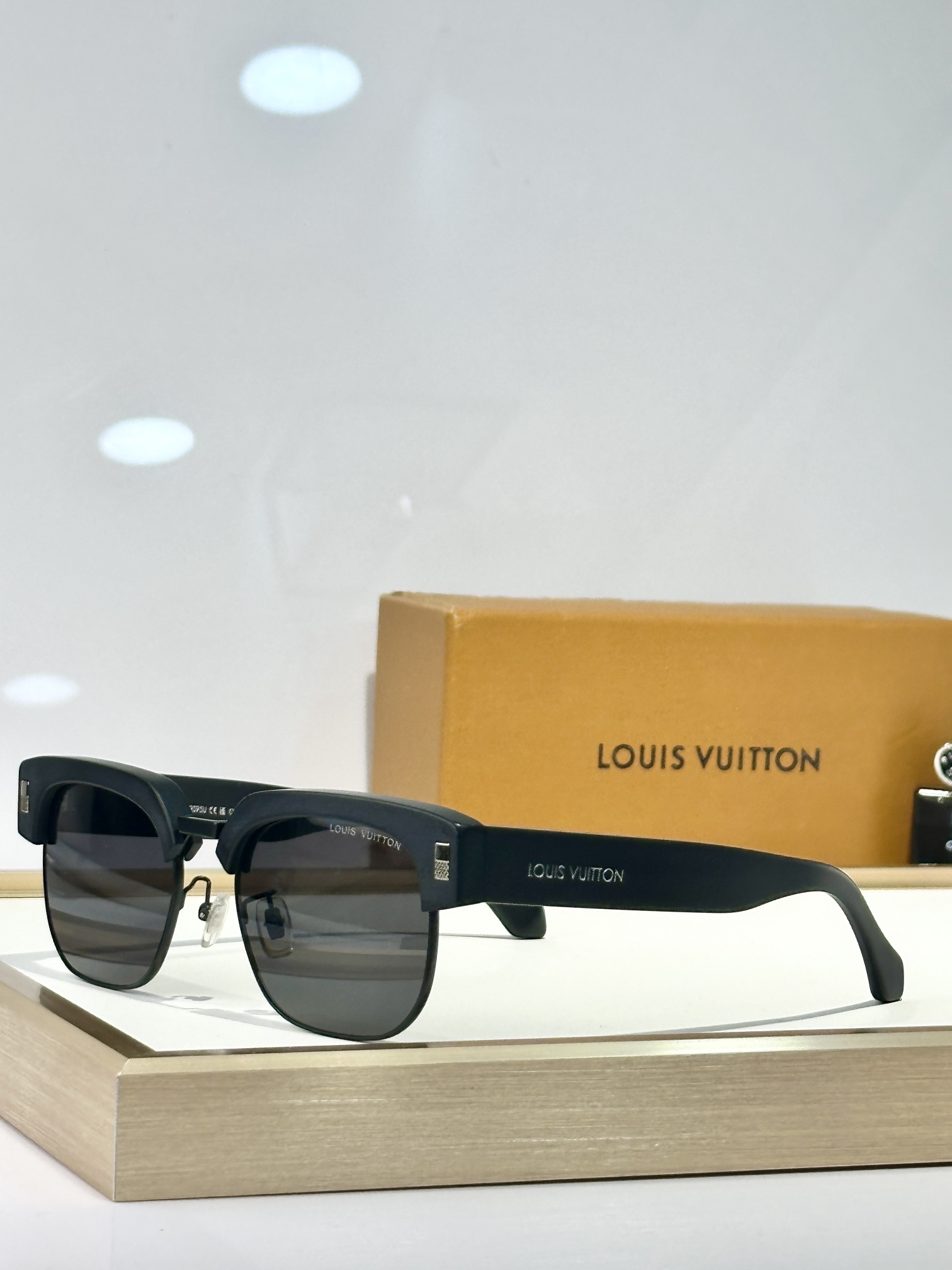  LOUIS VUITTON
MODEL：Z2592U
SIZE55-22-145
