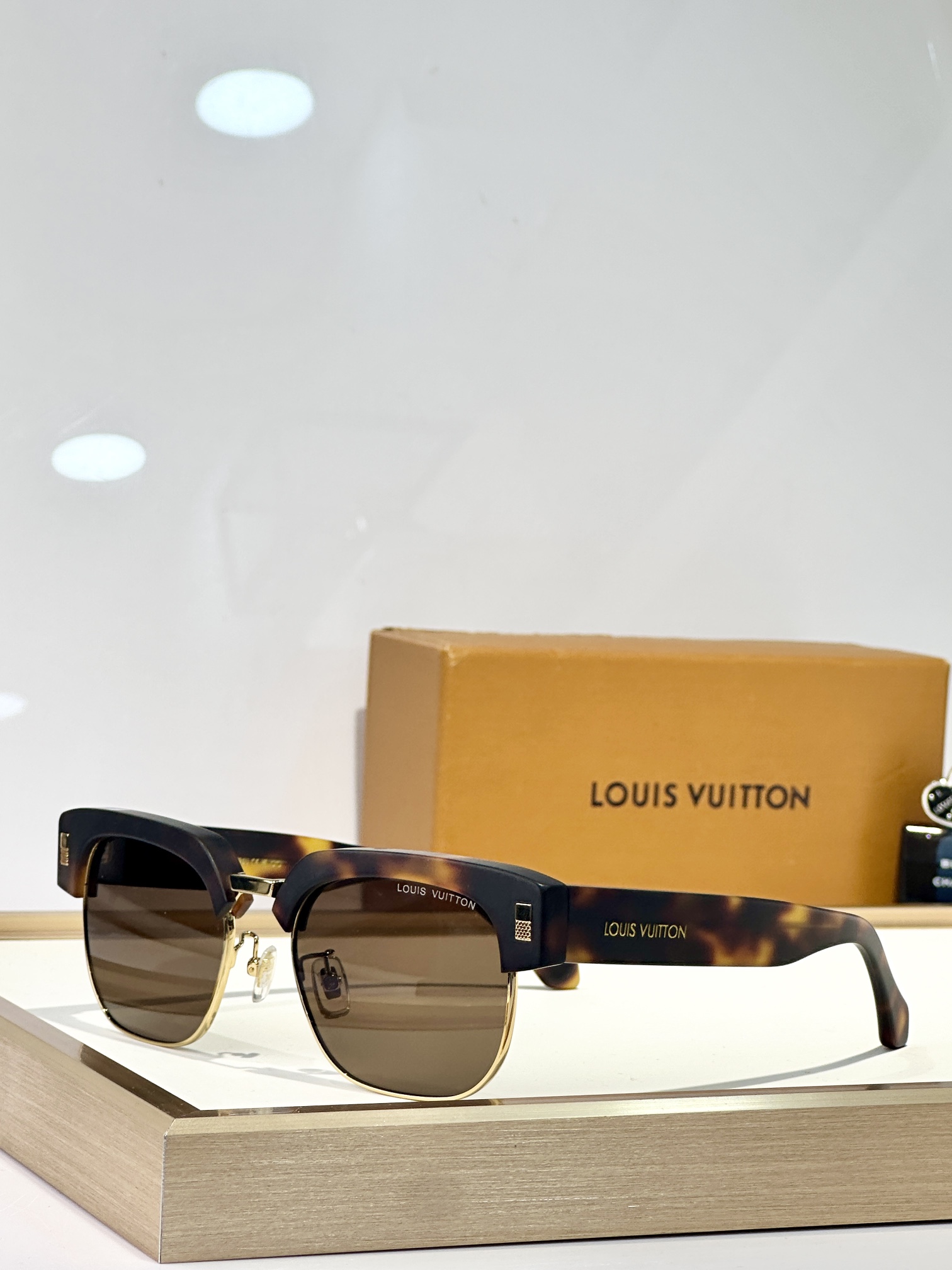  LOUIS VUITTON
MODEL：Z2592U
SIZE55-22-145
