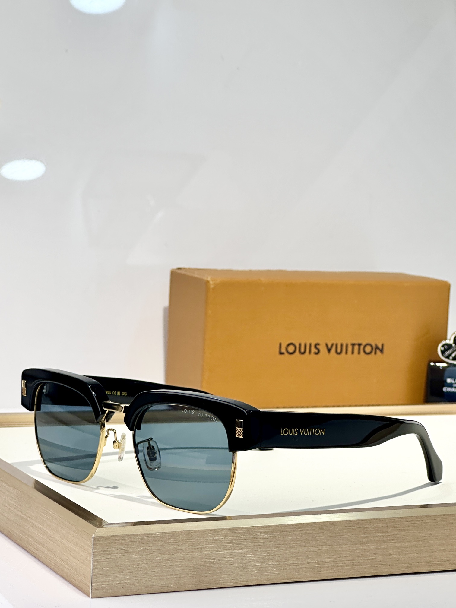  LOUIS VUITTON
MODEL：Z2592U
SIZE55-22-145
