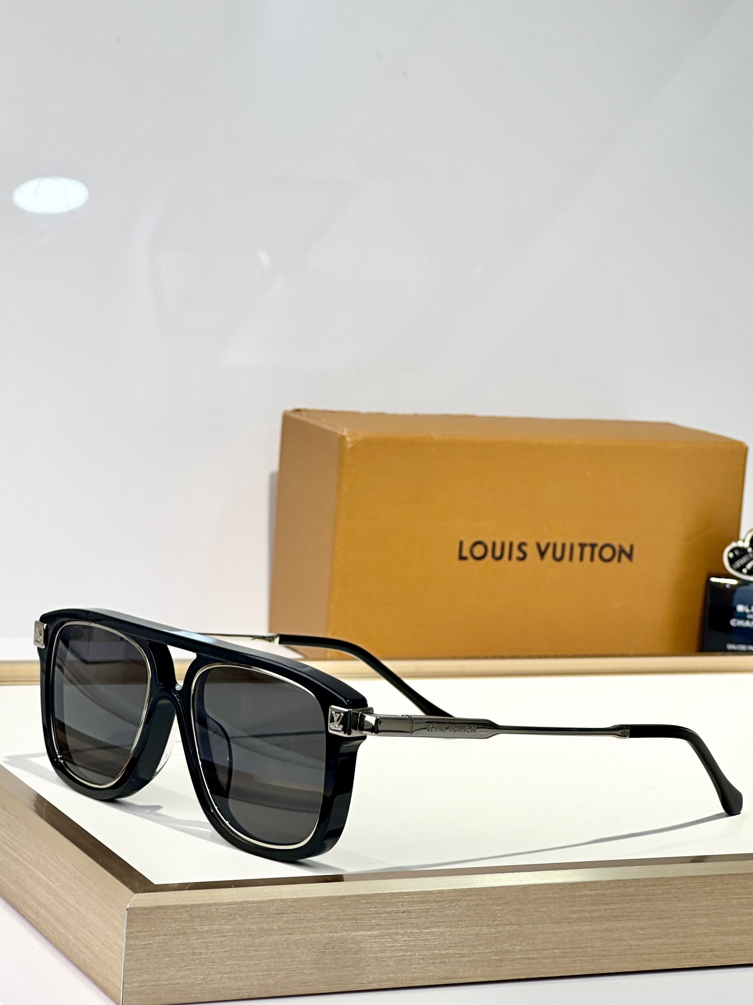  LOUIS VUITTON
MODEL：Z2581U
SIZE56-18-150
