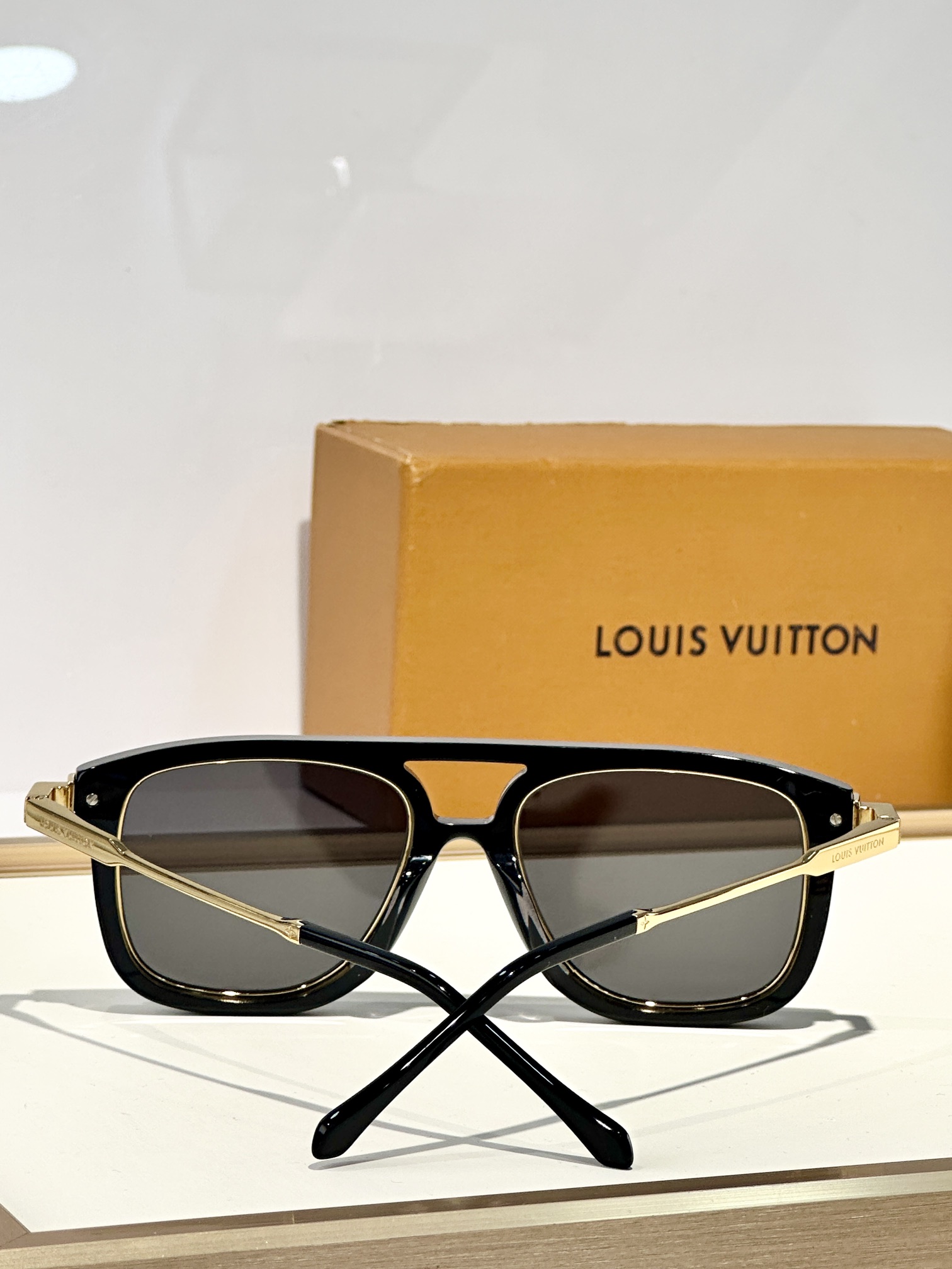  LOUIS VUITTON
MODEL：Z2581U
SIZE56-18-150
