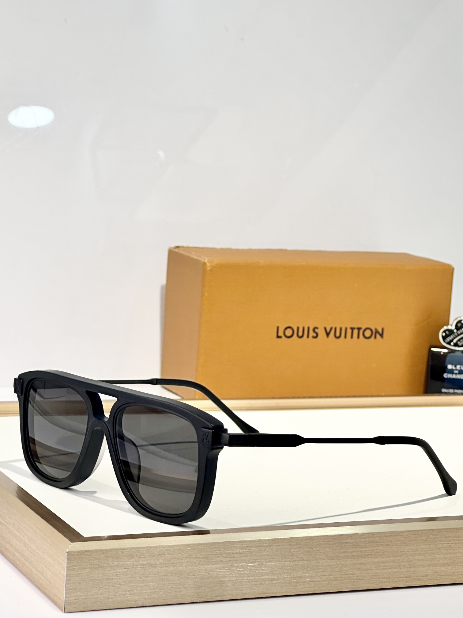  LOUIS VUITTON
MODEL：Z2581U
SIZE56-18-150
