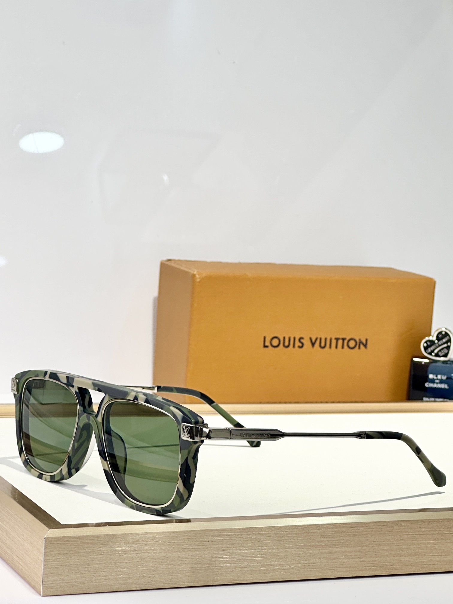  LOUIS VUITTON
MODEL：Z2581U
SIZE56-18-150
