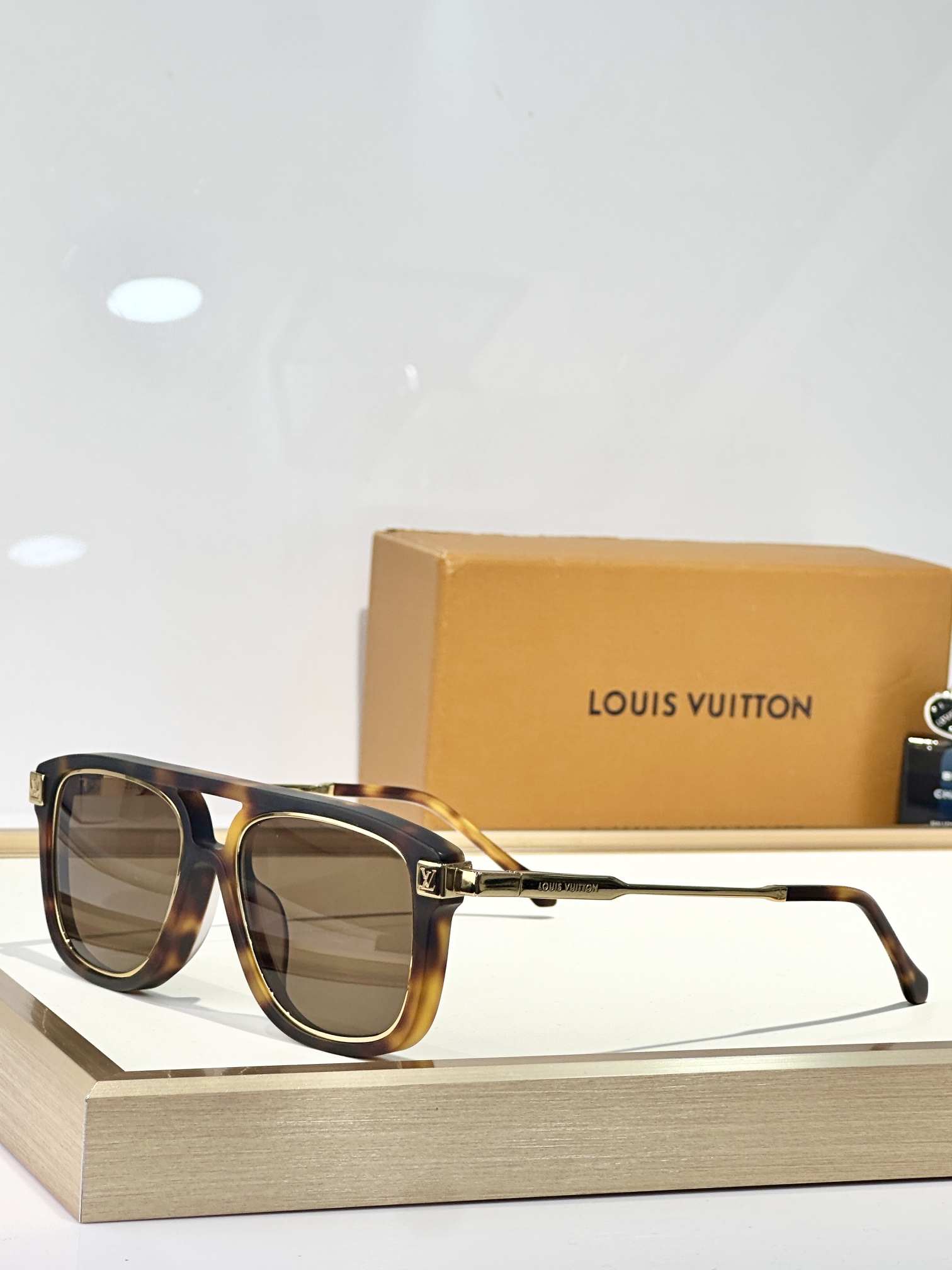  LOUIS VUITTON
MODEL：Z2581U
SIZE56-18-150
