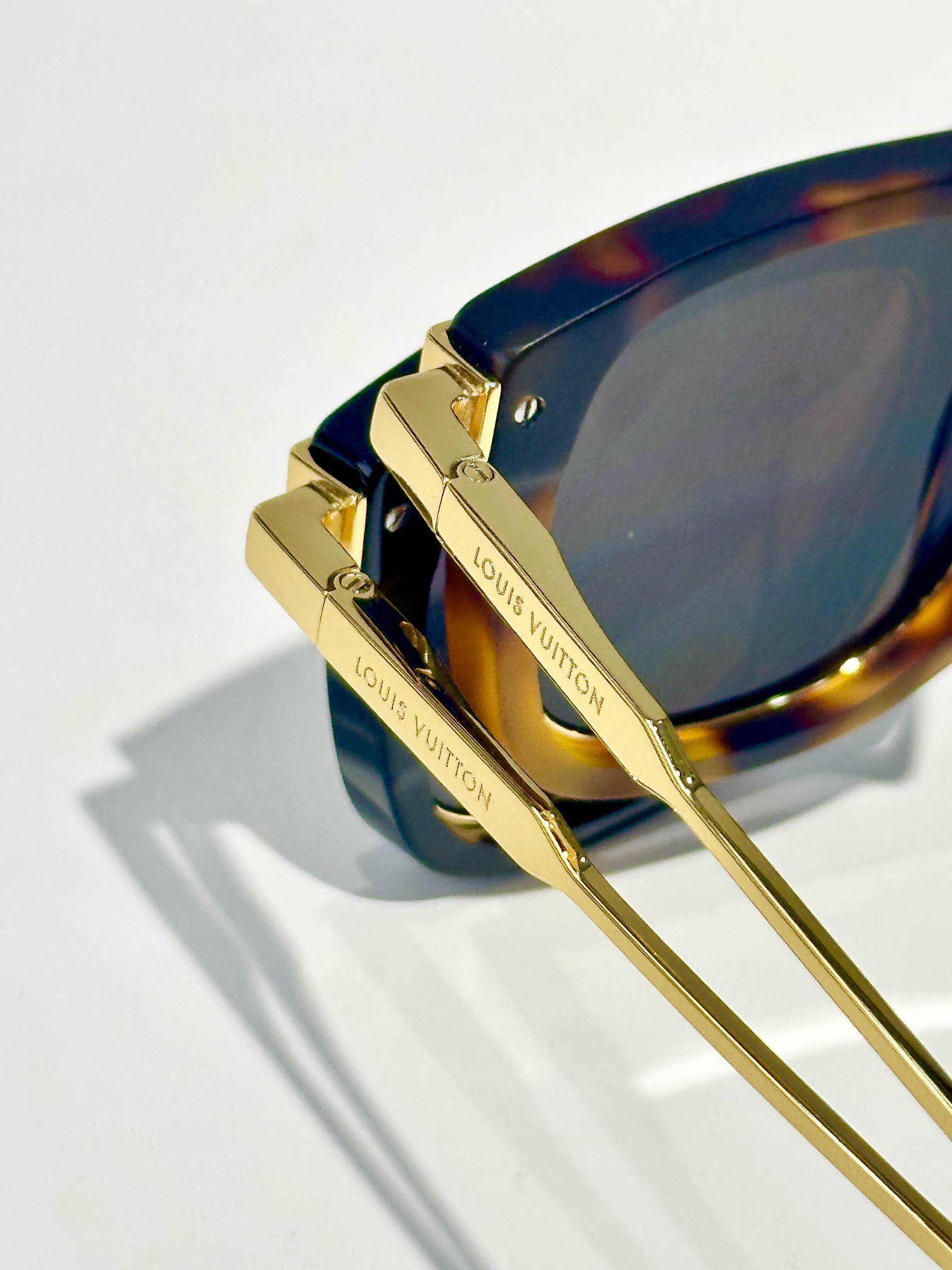  LOUIS VUITTON
MODEL：Z2581U
SIZE56-18-150
