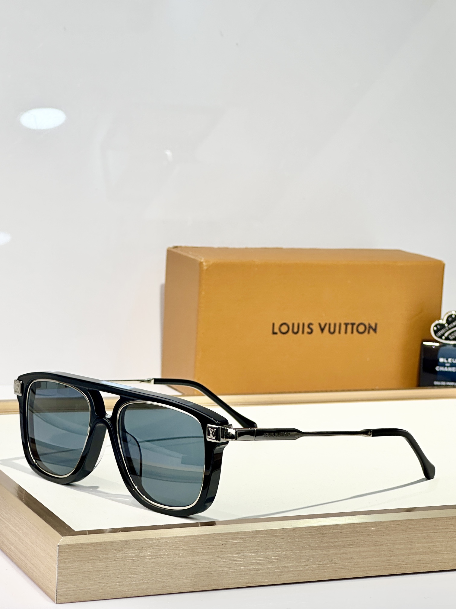 LOUIS VUITTON
MODEL：Z2581U
SIZE56-18-150
