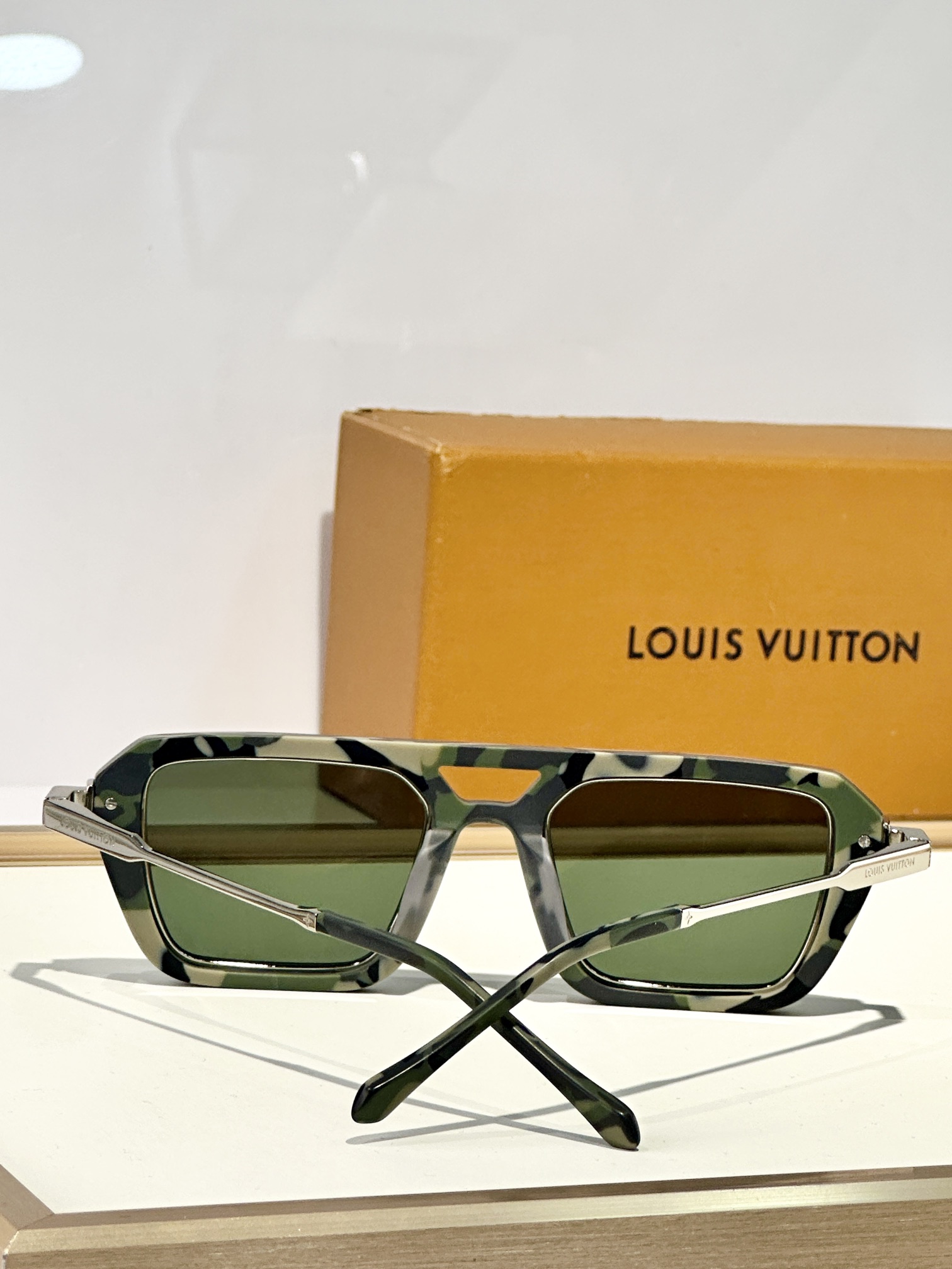  LOUIS VUITTON
MODEL：Z2586U
SIZE55口21-150
