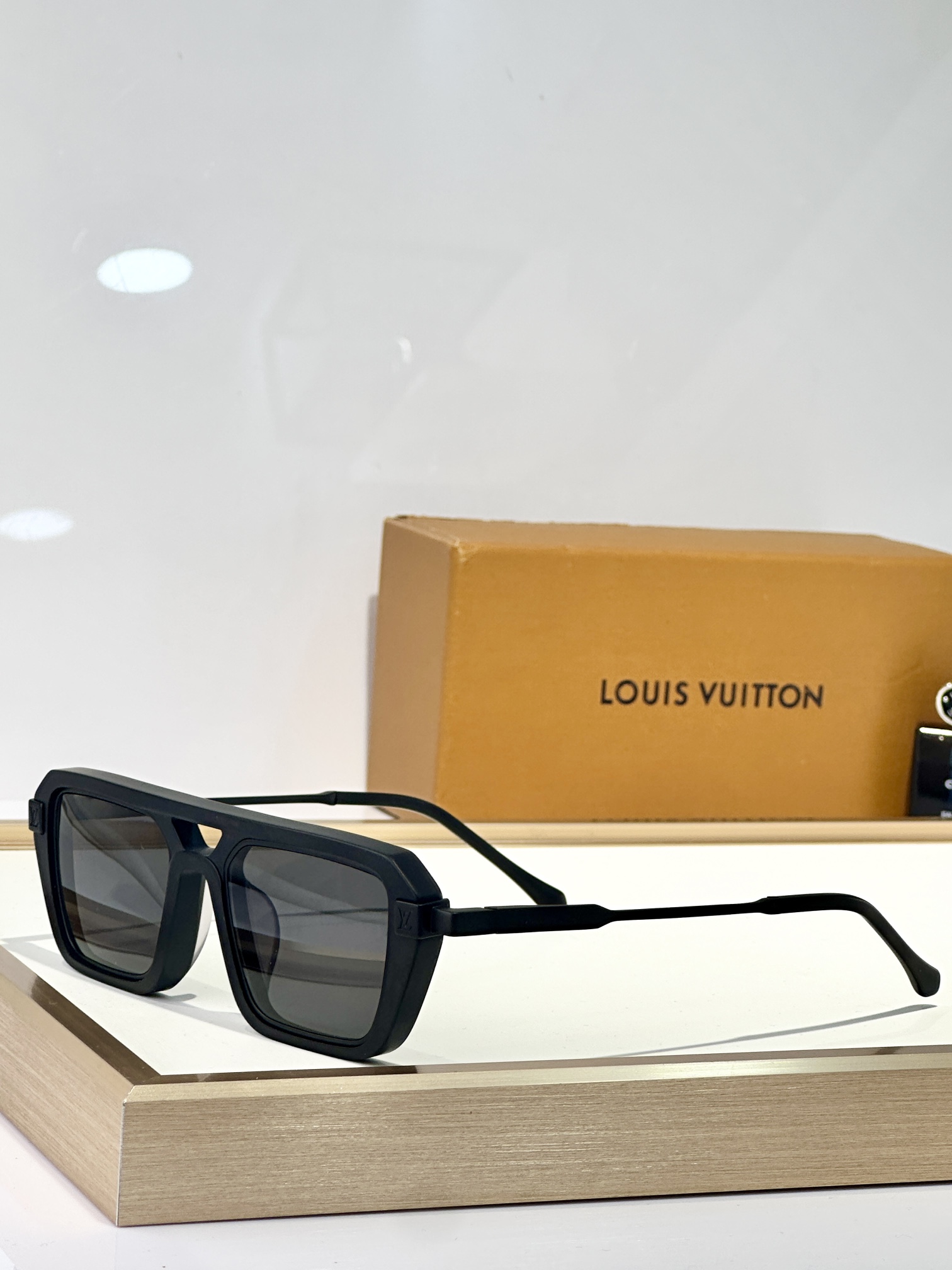  LOUIS VUITTON
MODEL：Z2586U
SIZE55口21-150
