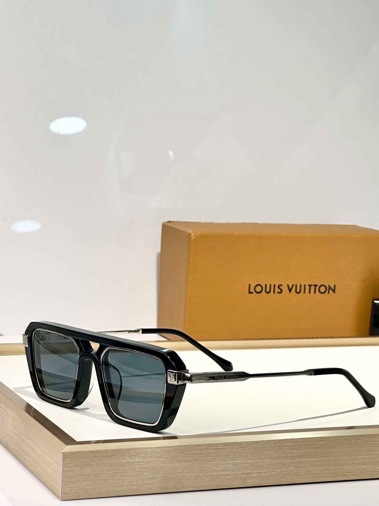  LOUIS VUITTON
MODEL：Z2586U
SIZE55口21-150
