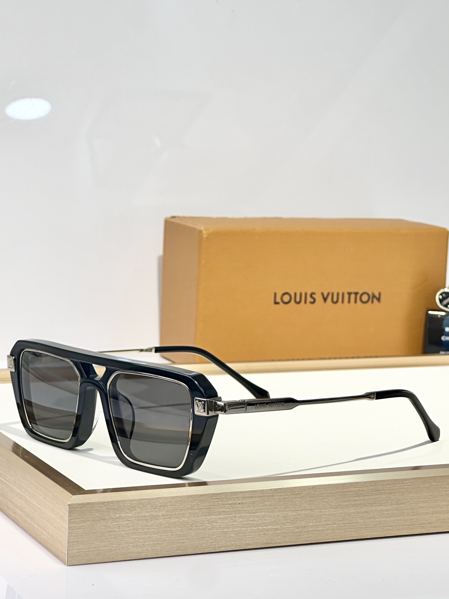  LOUIS VUITTON
MODEL：Z2586U
SIZE55口21-150
