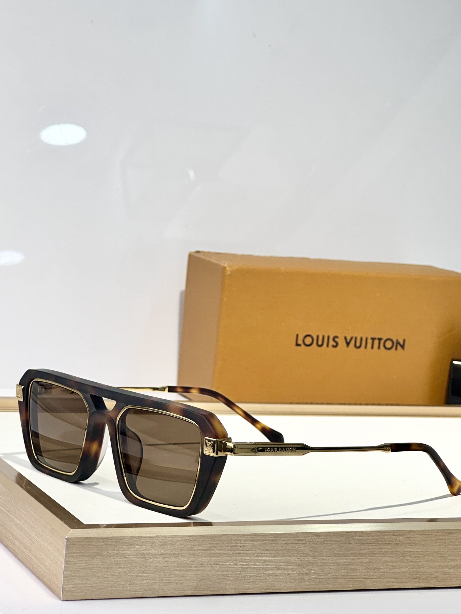  LOUIS VUITTON
MODEL：Z2586U
SIZE55口21-150
