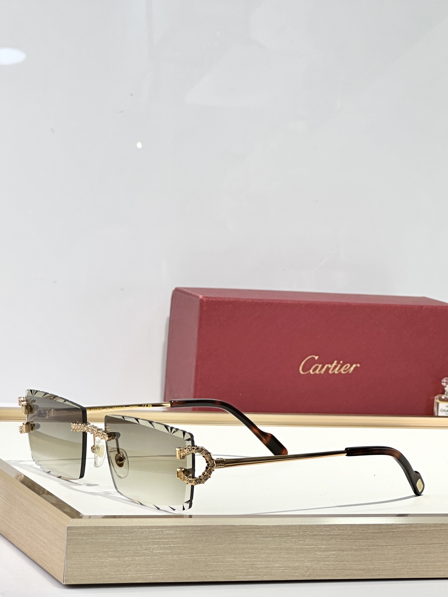 Cartier
MOD：CT0604S
Size：142

变色：