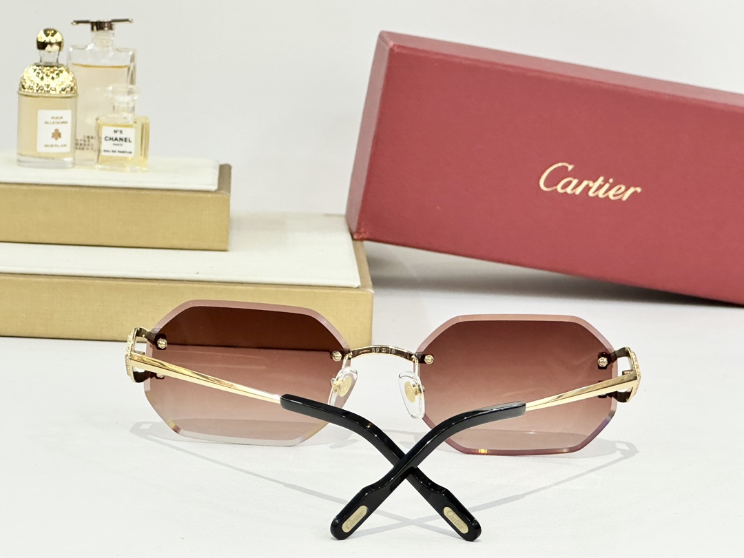 Cartier
MOD：CT0589S
Size：59口18 142
 
变色：