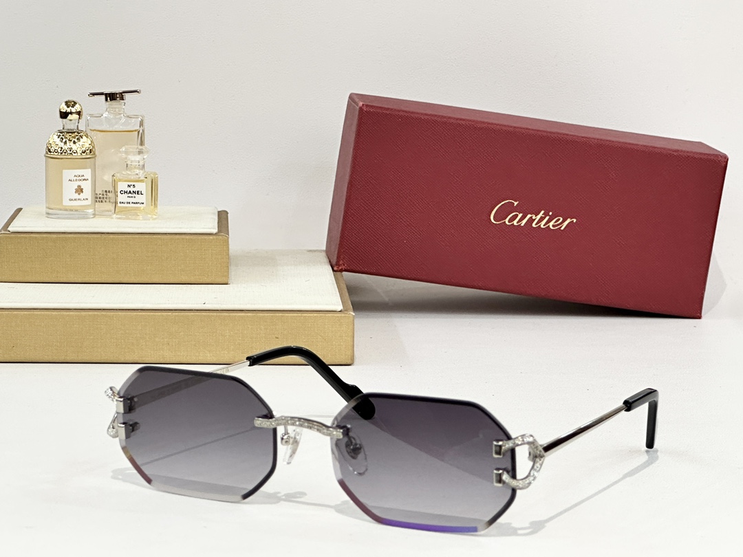 Cartier
MOD：CT0589S
Size：59口18 142
 
变色：