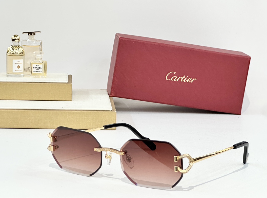 Cartier
MOD：CT0589S
Size：59口18 142
 
变色：