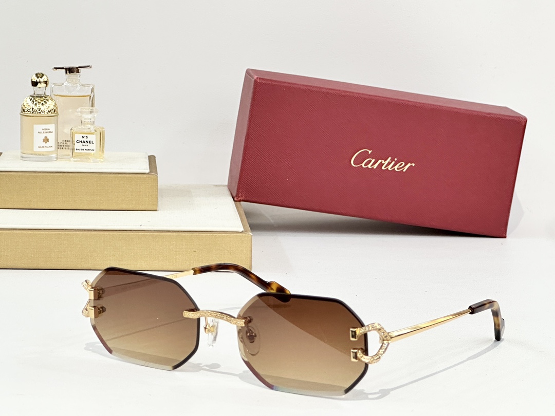 Cartier
MOD：CT0589S
Size：59口18 142
 
变色：
