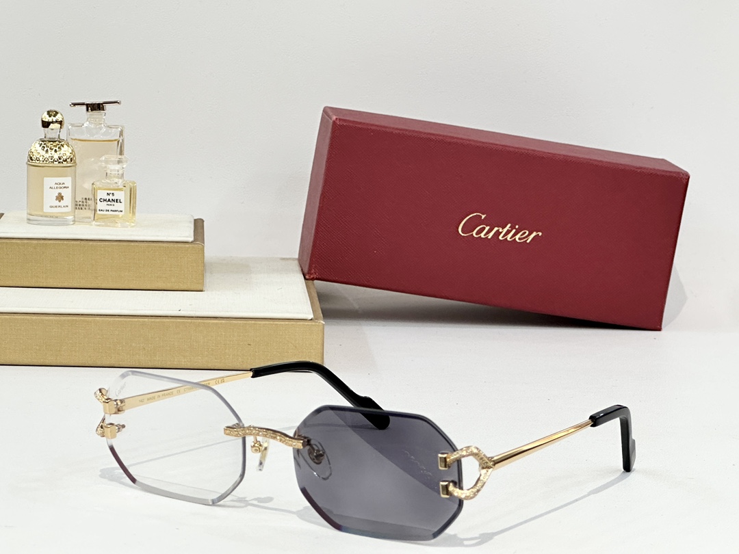 Cartier
MOD：CT0589S
Size：59口18 142
 
变色：