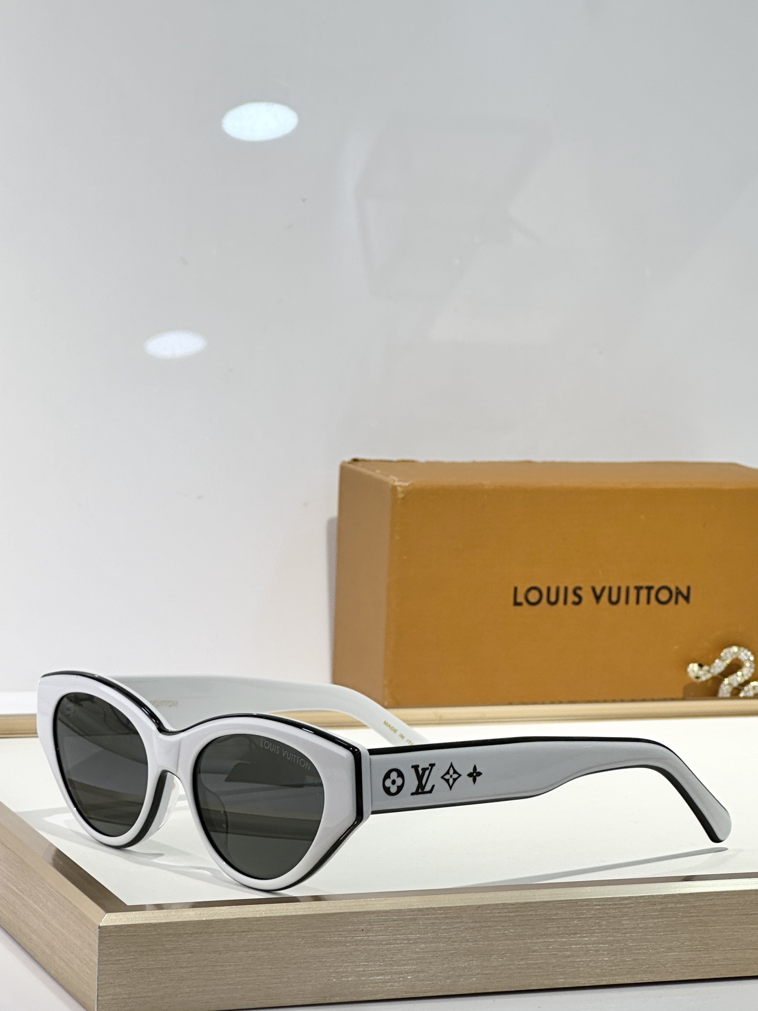 。 LOUIS VUITTO*
MOD：Z2686U
Size：54口18 145
