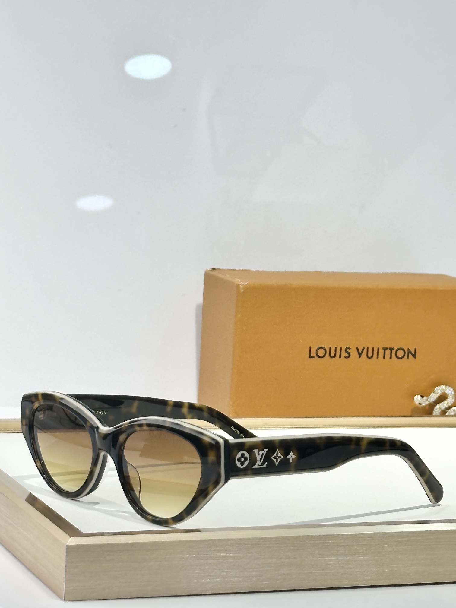。 LOUIS VUITTO*
MOD：Z2686U
Size：54口18 145
