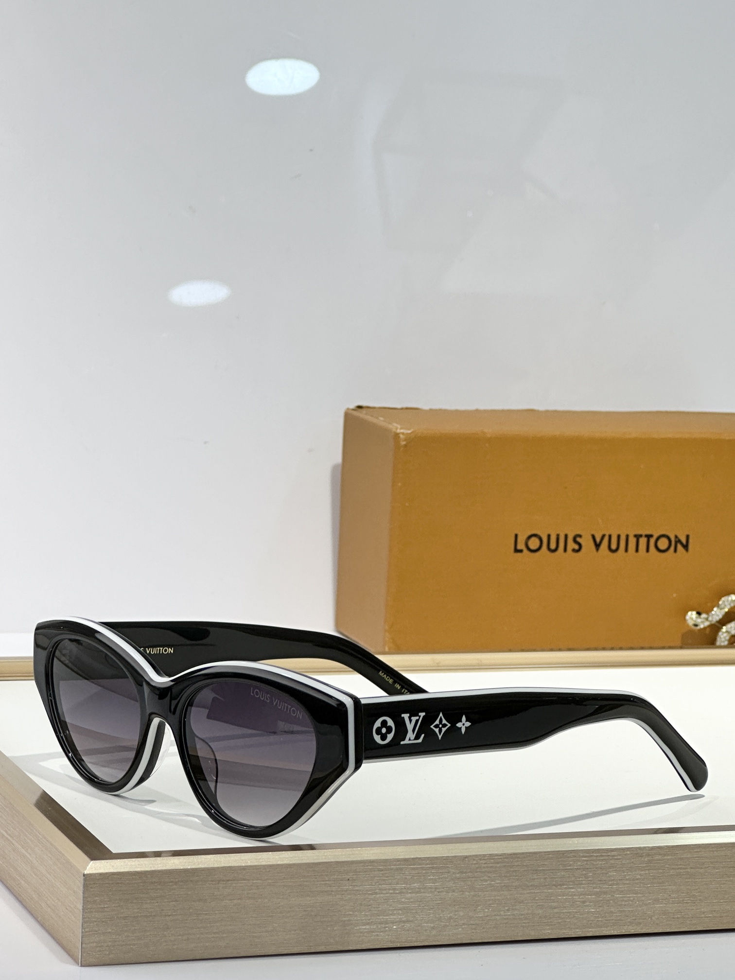 。 LOUIS VUITTO*
MOD：Z2686U
Size：54口18 145
