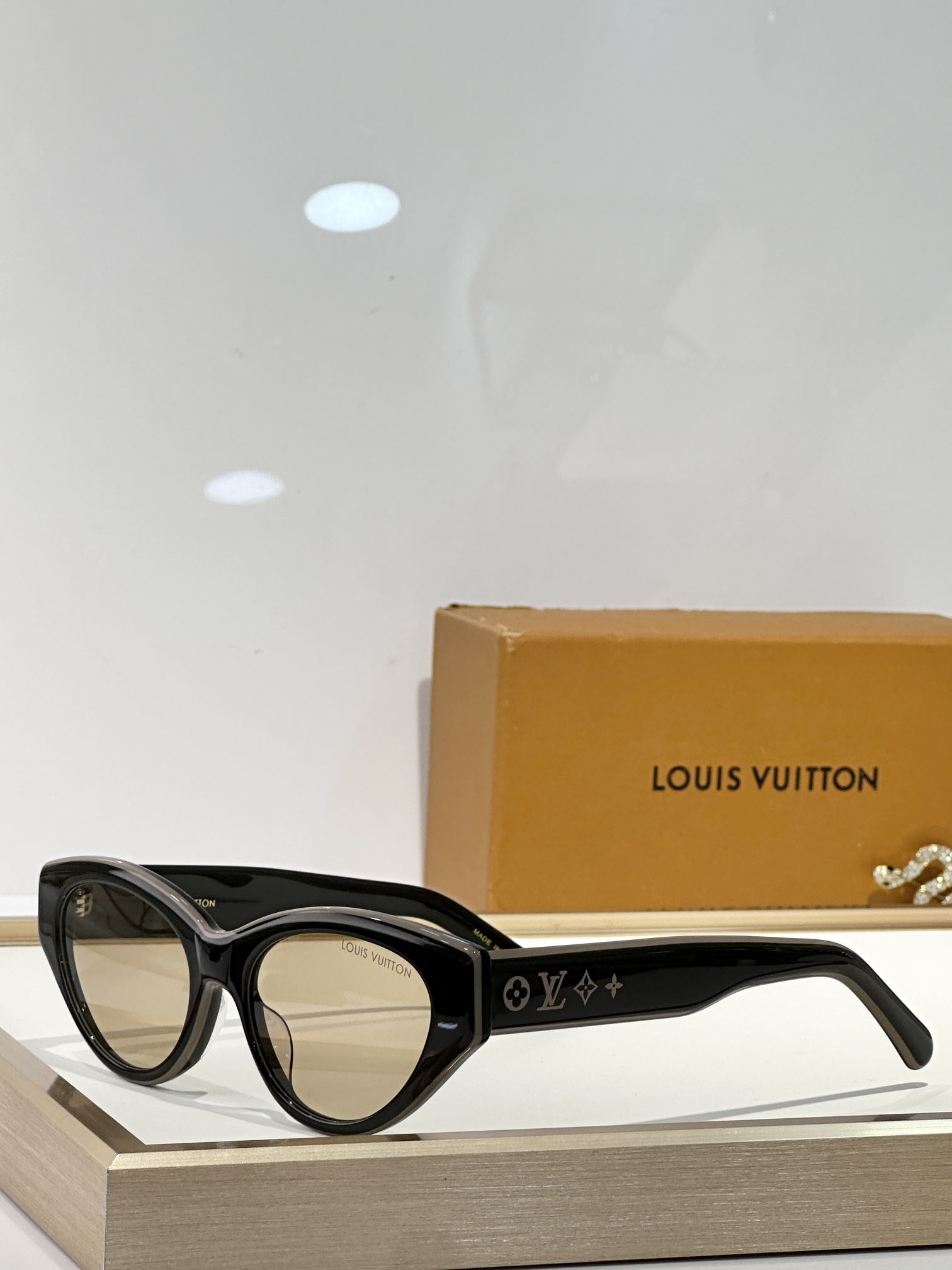 。 LOUIS VUITTO*
MOD：Z2686U
Size：54口18 145
