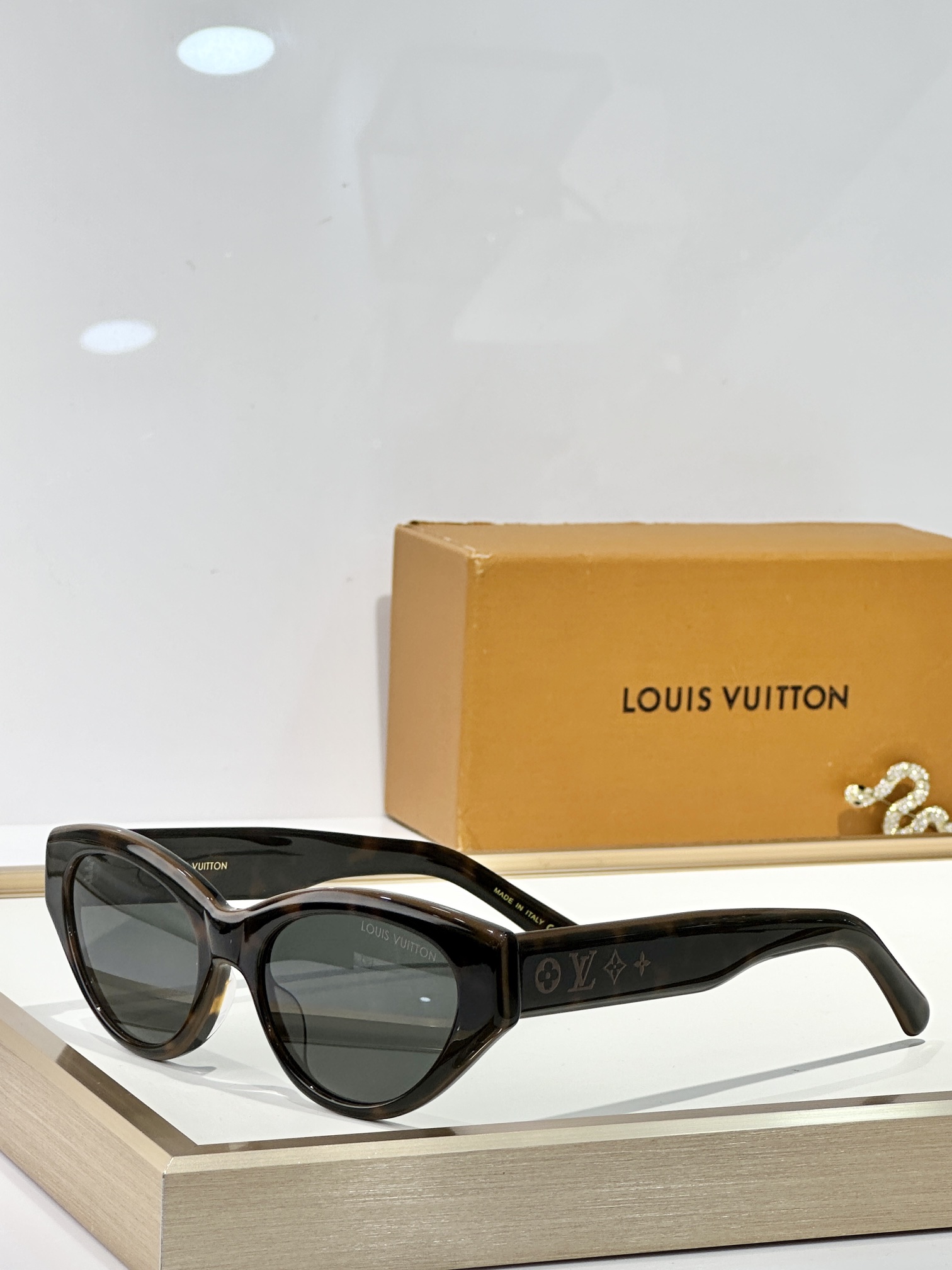 。 LOUIS VUITTO*
MOD：Z2686U
Size：54口18 145

