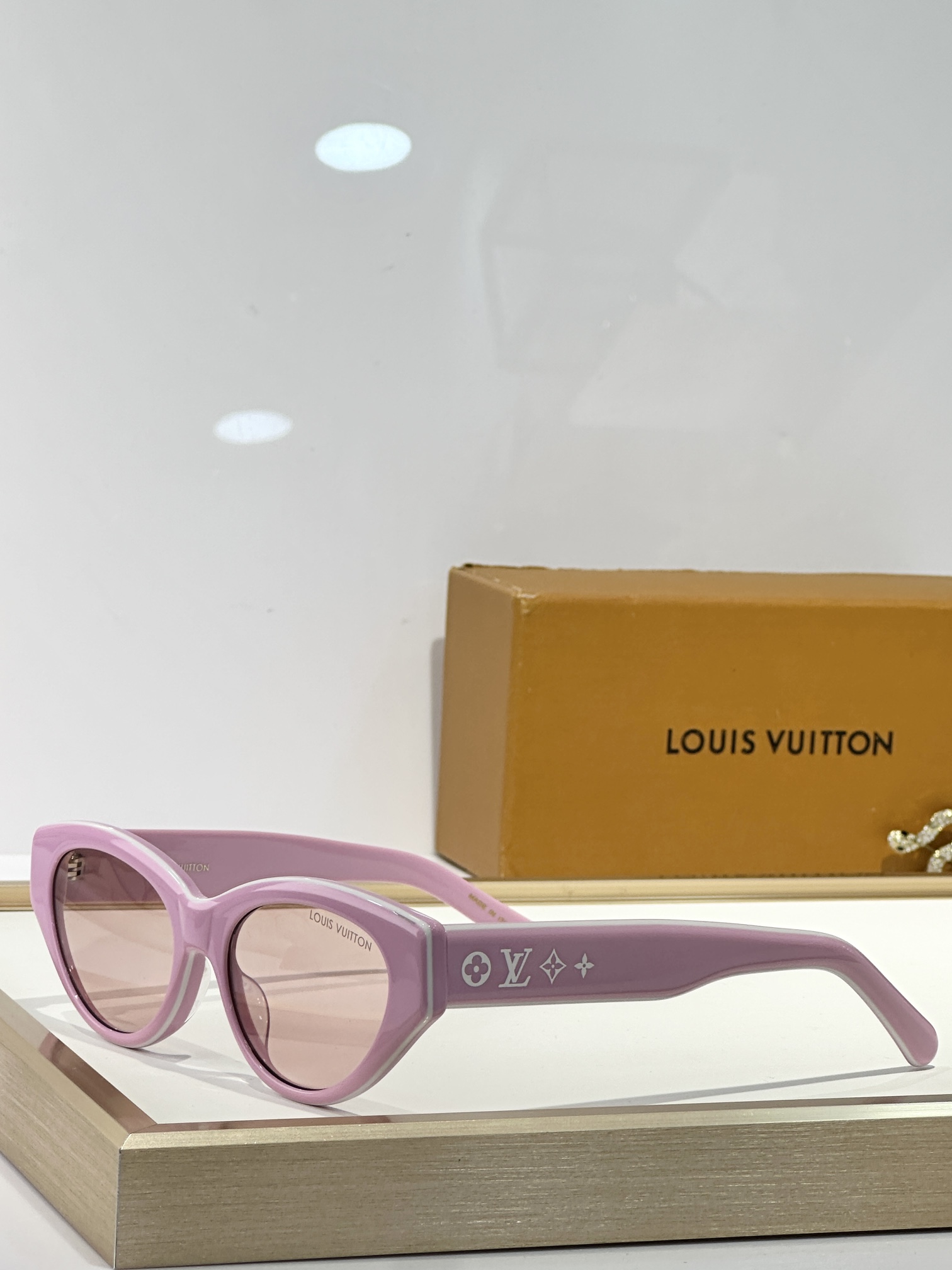 。 LOUIS VUITTO*
MOD：Z2686U
Size：54口18 145

