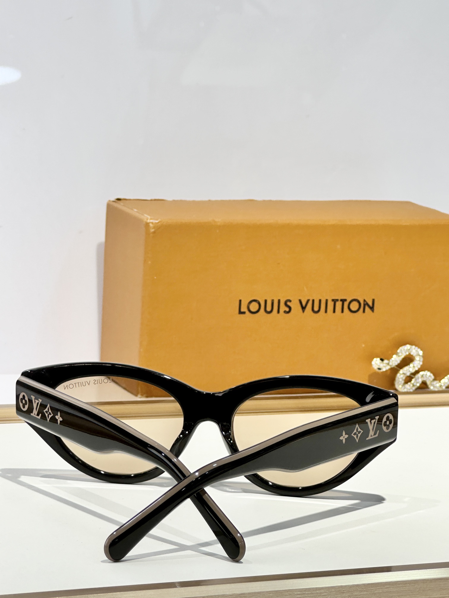 。 LOUIS VUITTO*
MOD：Z2686U
Size：54口18 145
