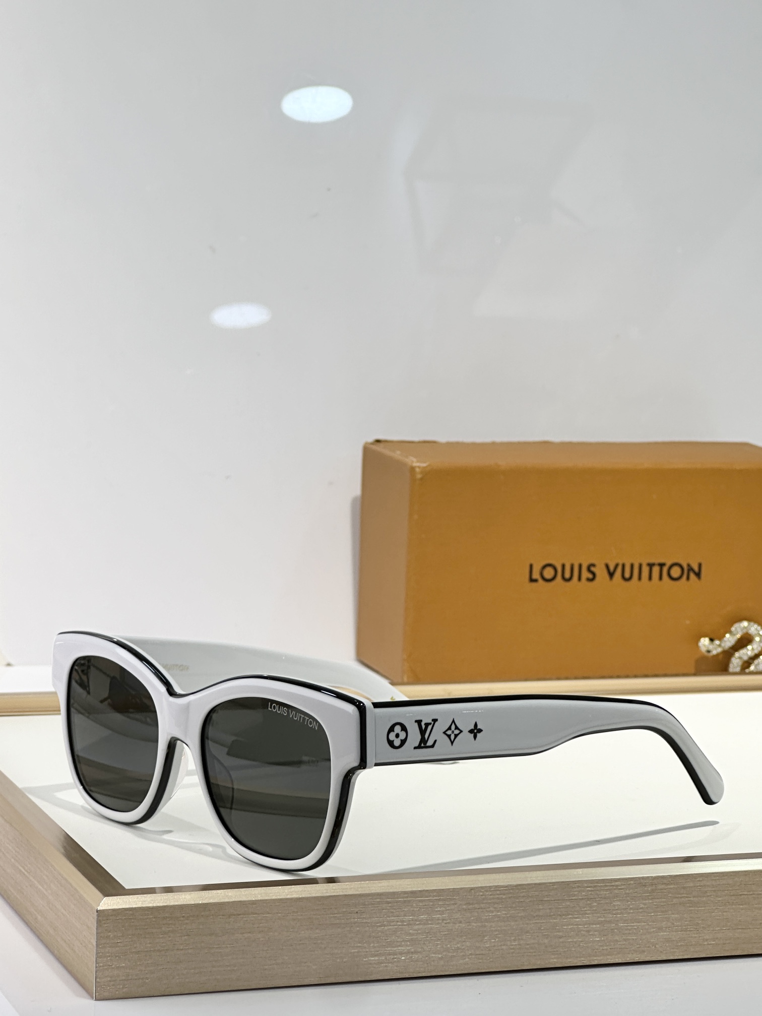  LOUIS VUITTO*
MOD：Z2645U
Size：54口18 145
