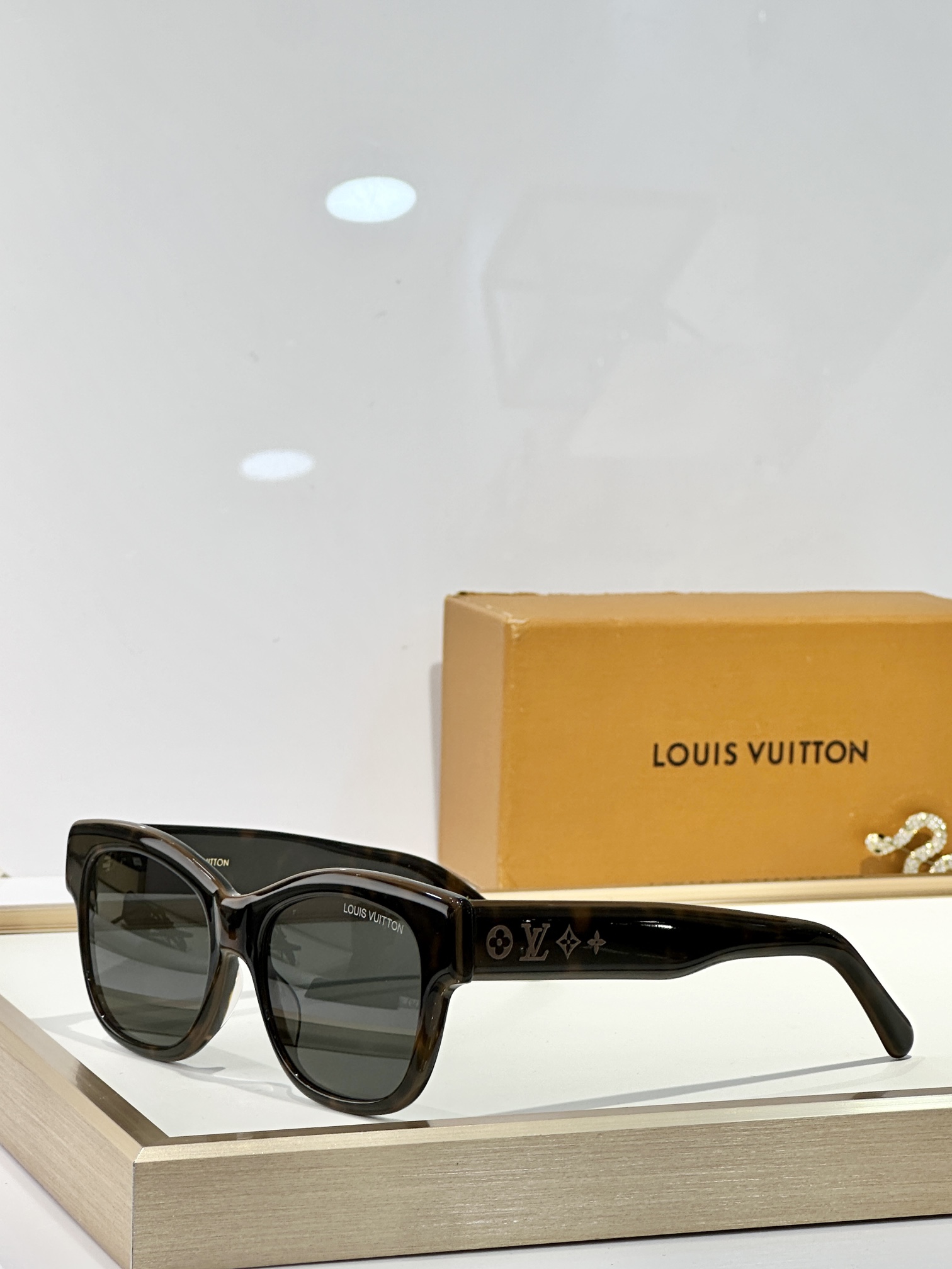  LOUIS VUITTO*
MOD：Z2645U
Size：54口18 145

