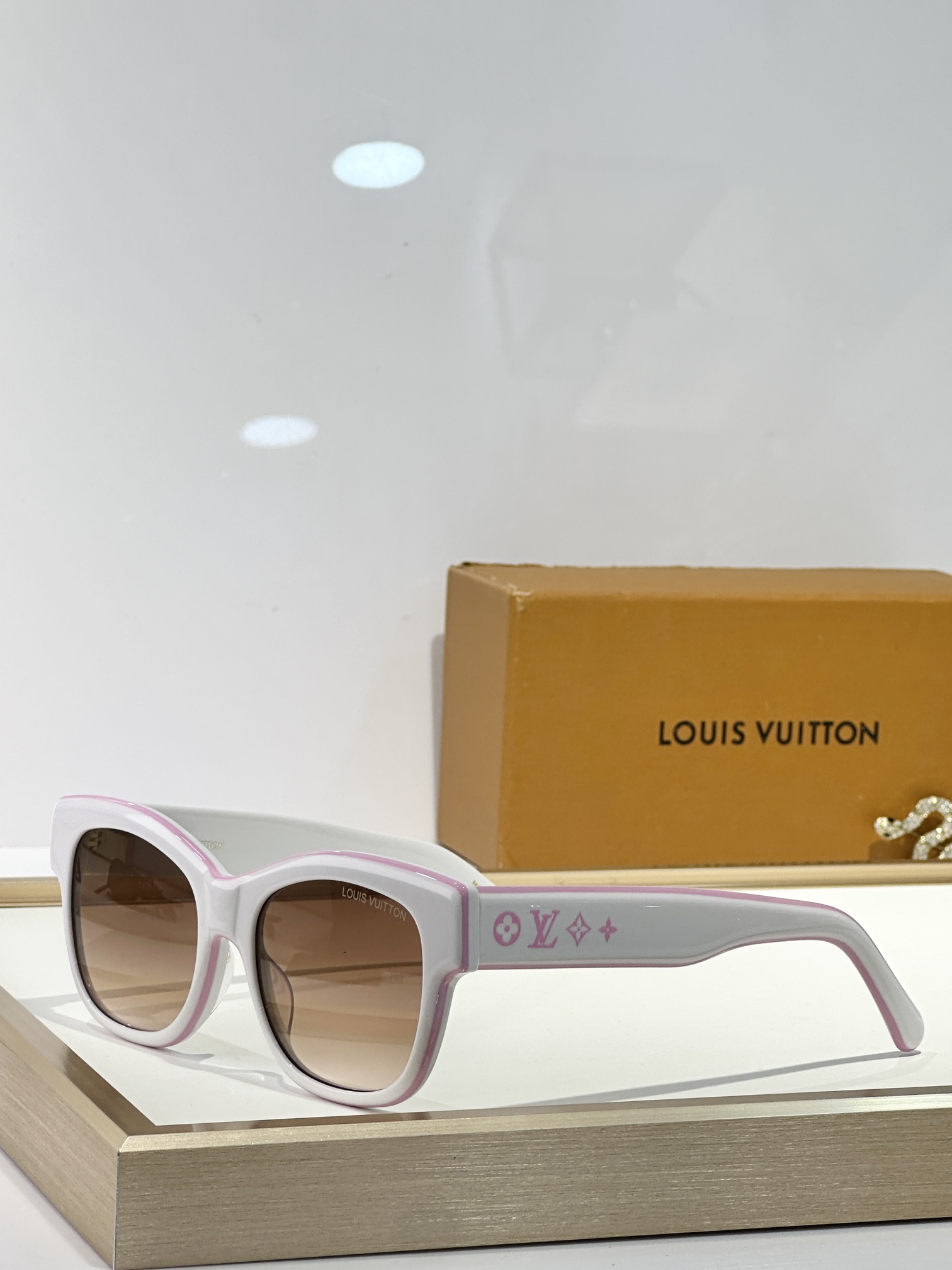  LOUIS VUITTO*
MOD：Z2645U
Size：54口18 145
