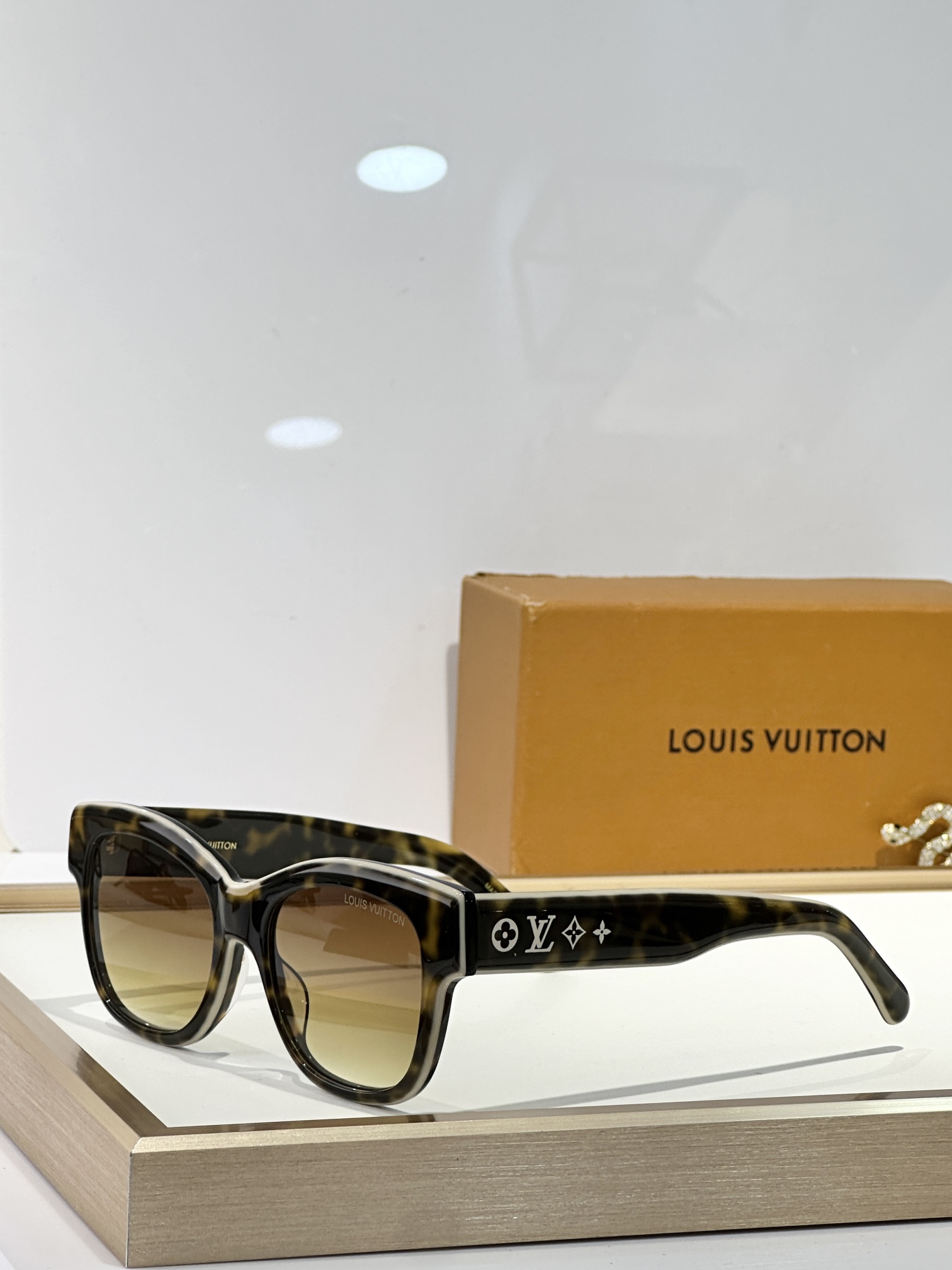  LOUIS VUITTO*
MOD：Z2645U
Size：54口18 145
