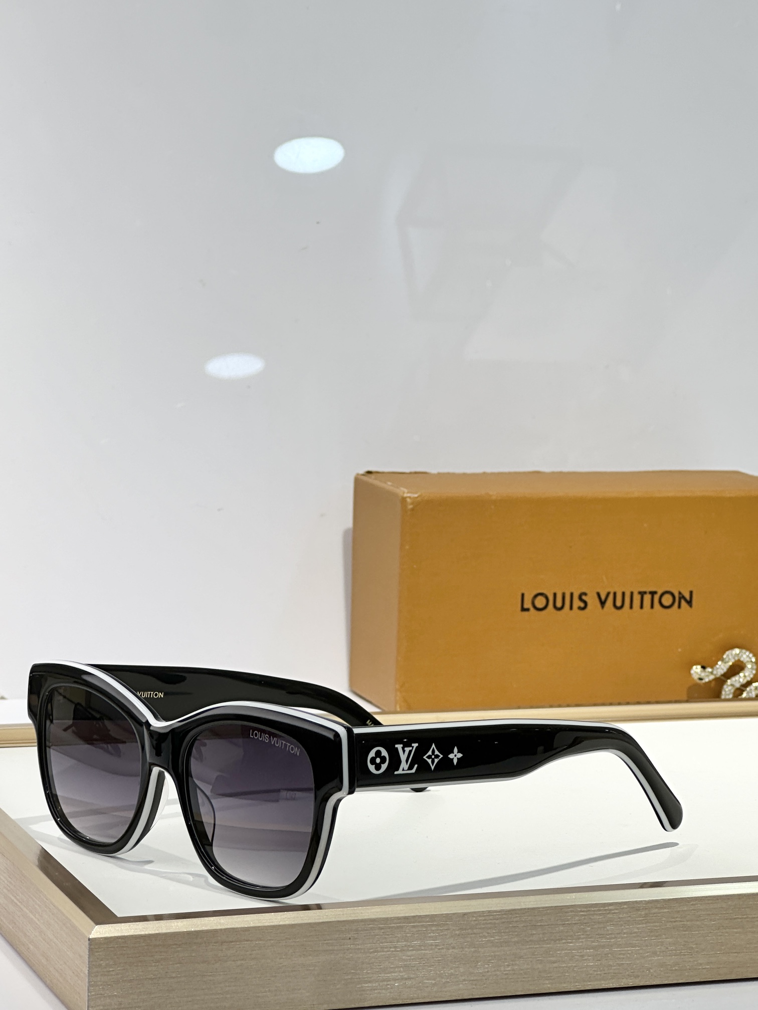  LOUIS VUITTO*
MOD：Z2645U
Size：54口18 145
